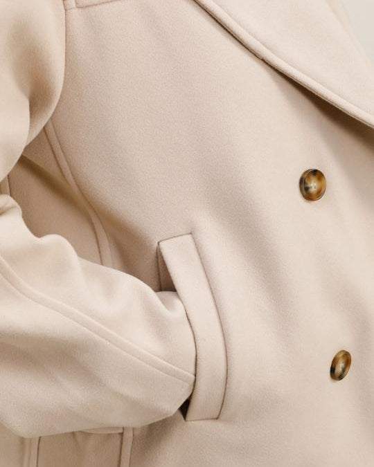 manteau court femme hiver, manteau col fausse fourrure beige, manteau élégant coupe droite, manteau chic automne hiver, veste femme double boutonnage