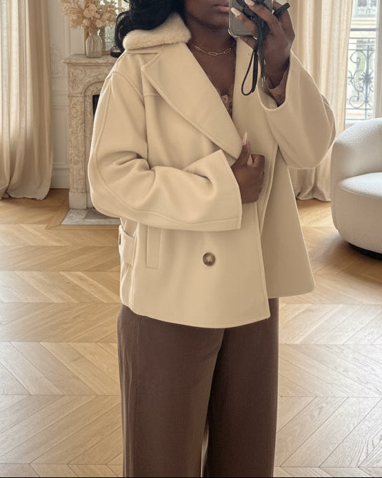 manteau court femme hiver, manteau col fausse fourrure beige, manteau élégant coupe droite, manteau chic automne hiver, veste femme double boutonnage