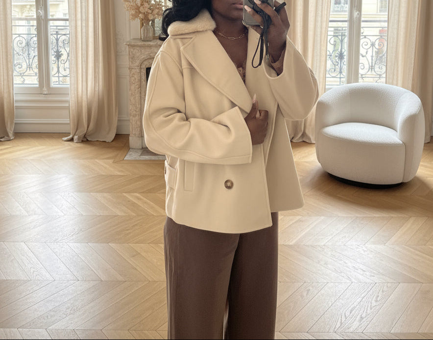 manteau court femme hiver, manteau col fausse fourrure beige, manteau élégant coupe droite, manteau chic automne hiver, veste femme double boutonnage