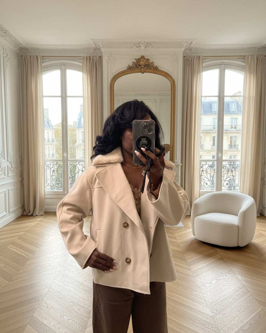 manteau court femme hiver, manteau col fausse fourrure beige, manteau élégant coupe droite, manteau chic automne hiver, veste femme double boutonnage