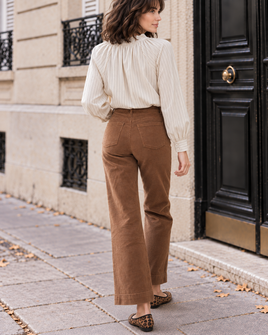 Pantalon Solène flare en velours – taupe et Chemisier Alba écru à fines rayures – Beautiful Shop