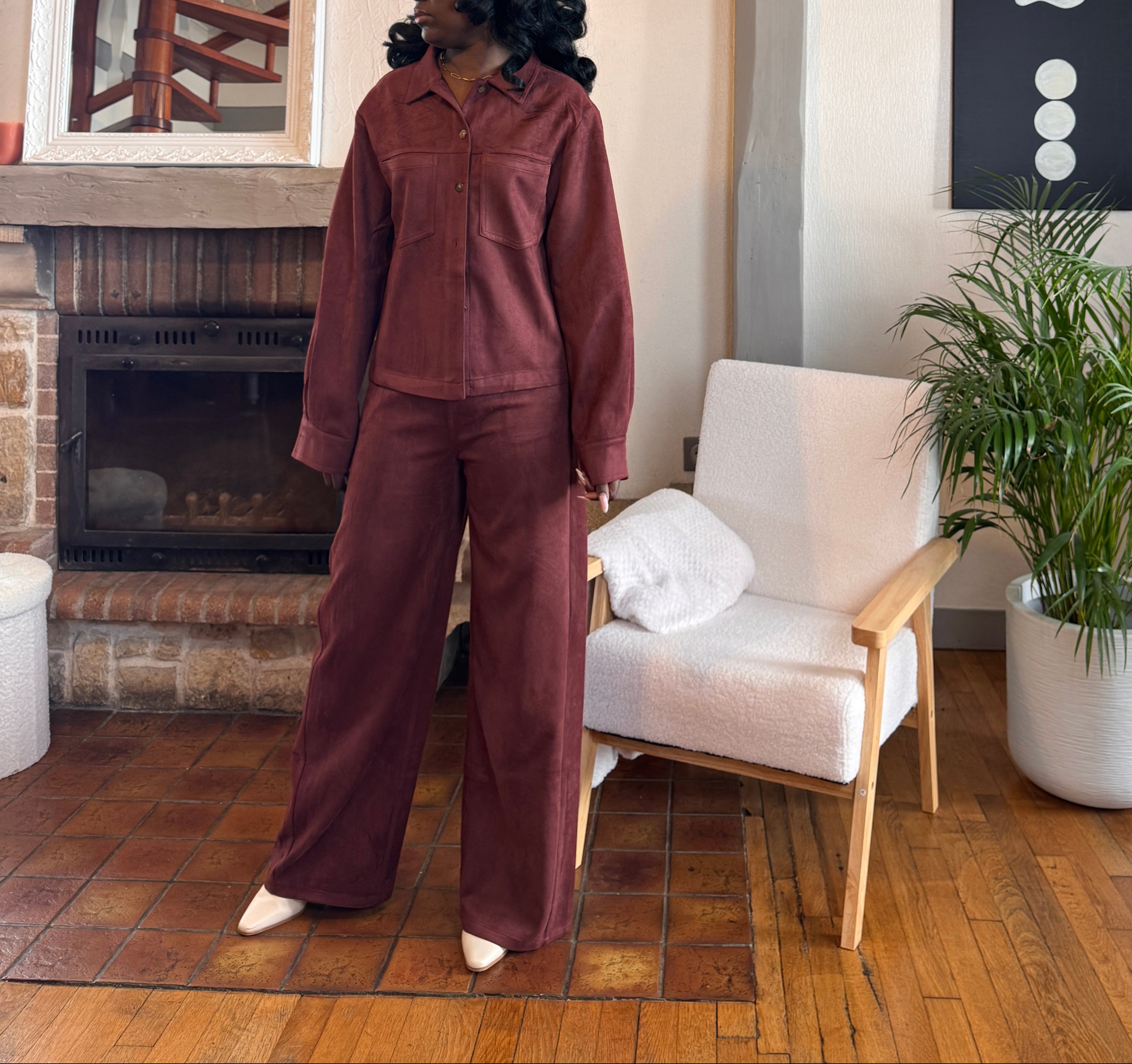 pantalon fluide bordeaux femme, pantalon rouge suédine, pantalon droit femme chic, ensemble veste pantalon femme, pantalon tendance automne hiver