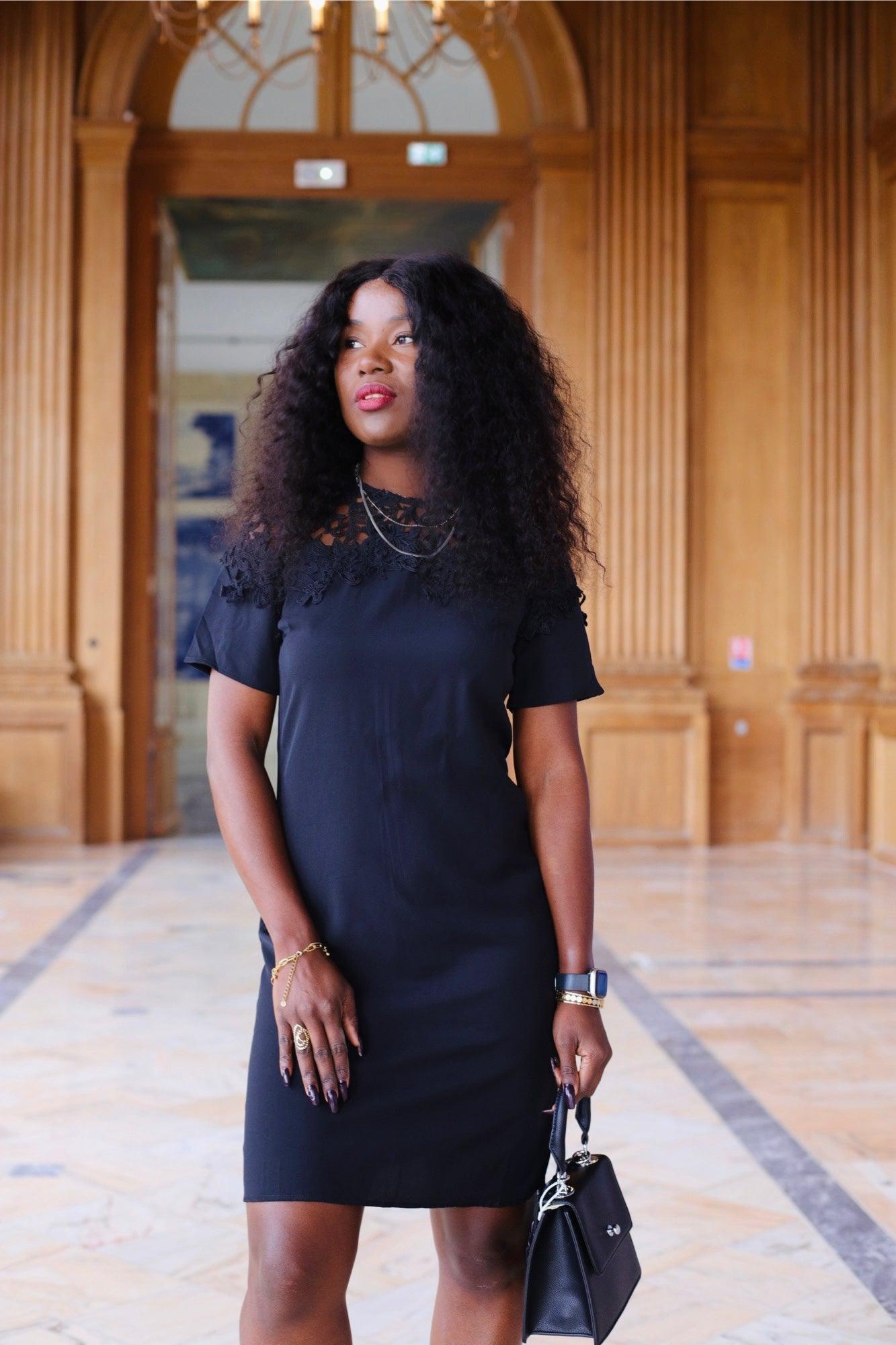 Petite robe noire détail dentelle - beautifulshop