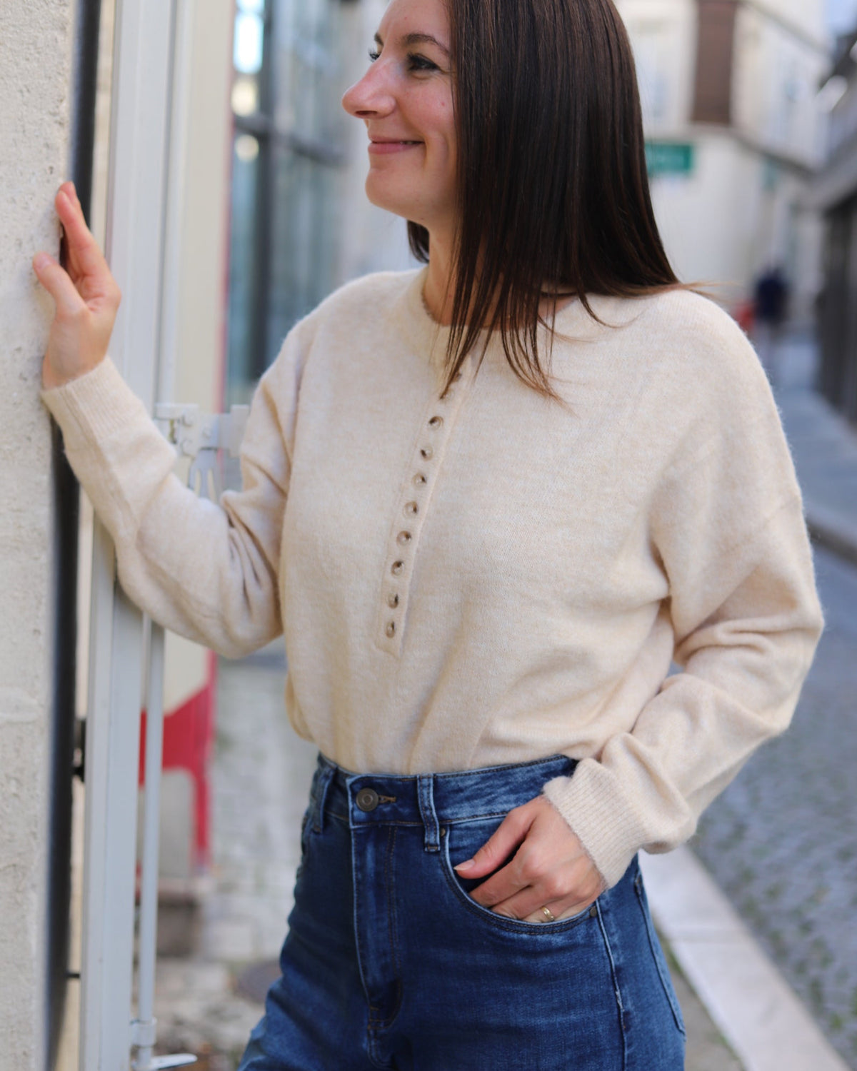 Pull beige à col rond boutonné – Beautiful Shop