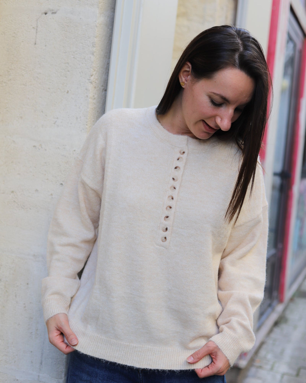 Pull beige à col rond boutonné – Beautiful Shop