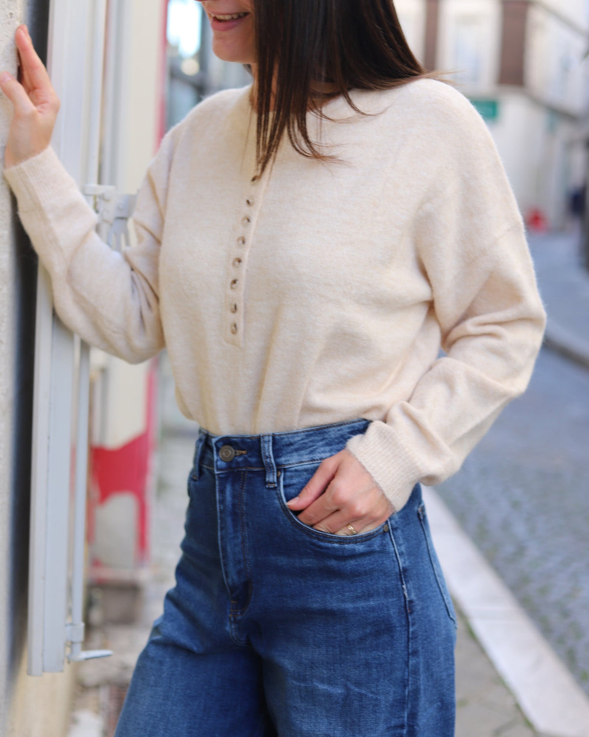 Pull beige à col rond boutonné – Beautiful Shop