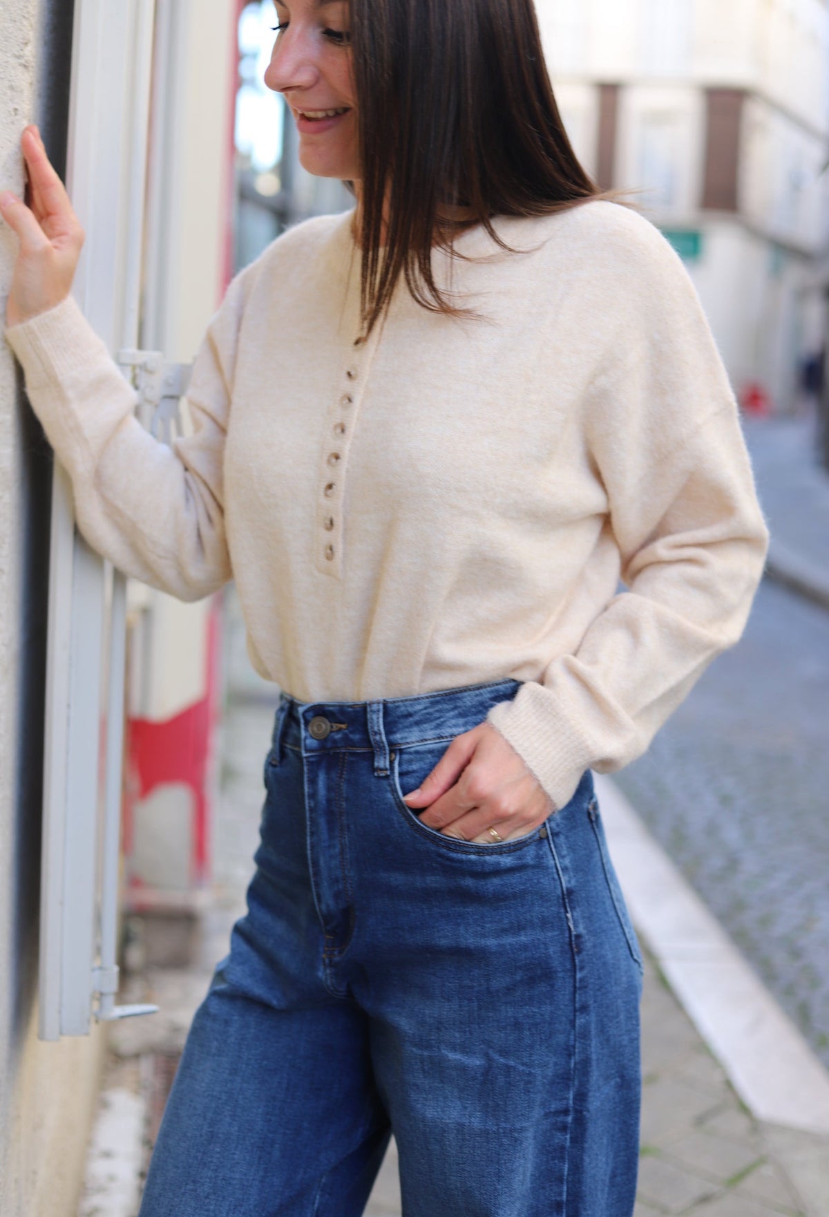 Pull beige à col rond boutonné – Beautiful Shop