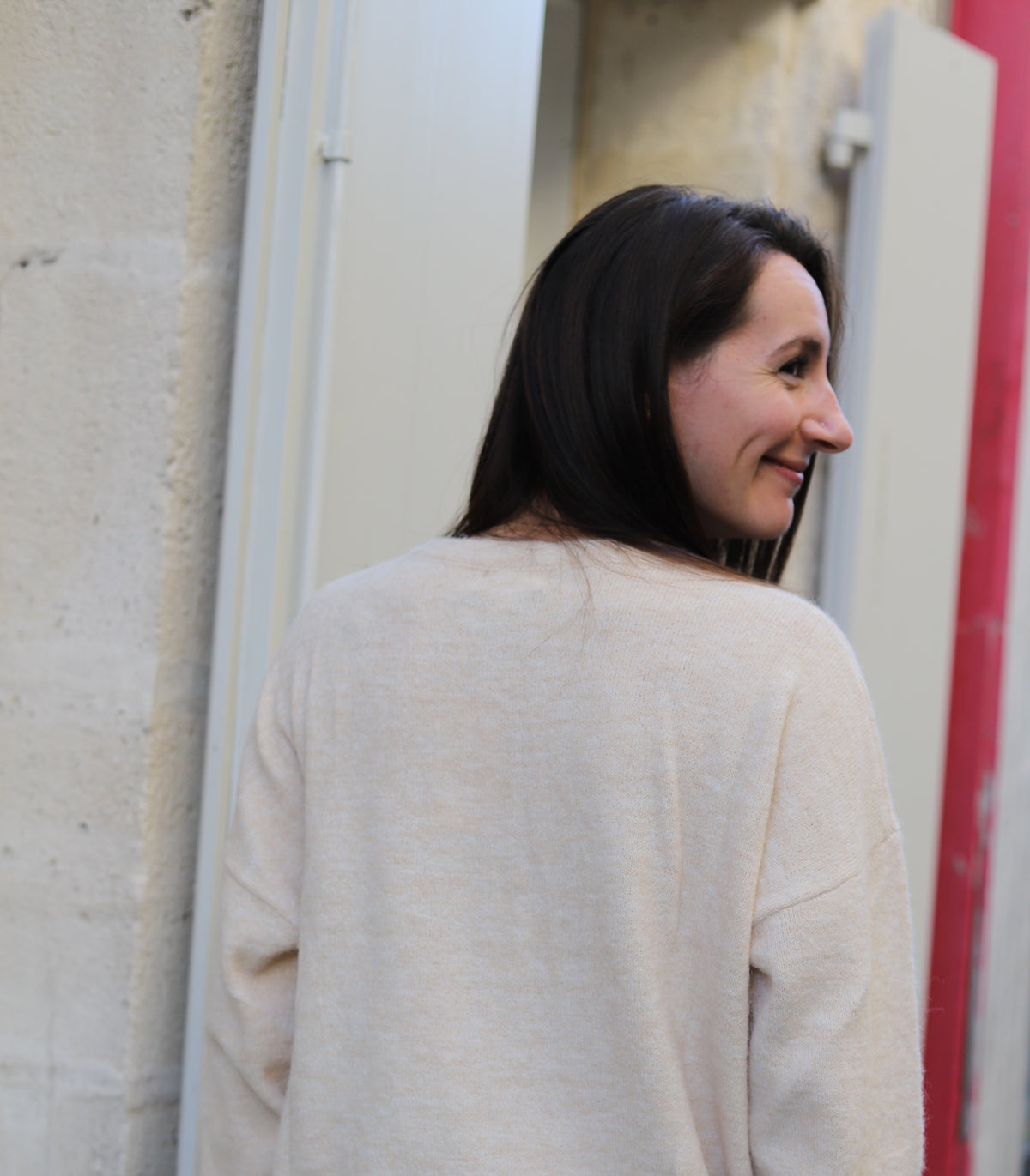 Pull beige à col rond boutonné – Beautiful Shop