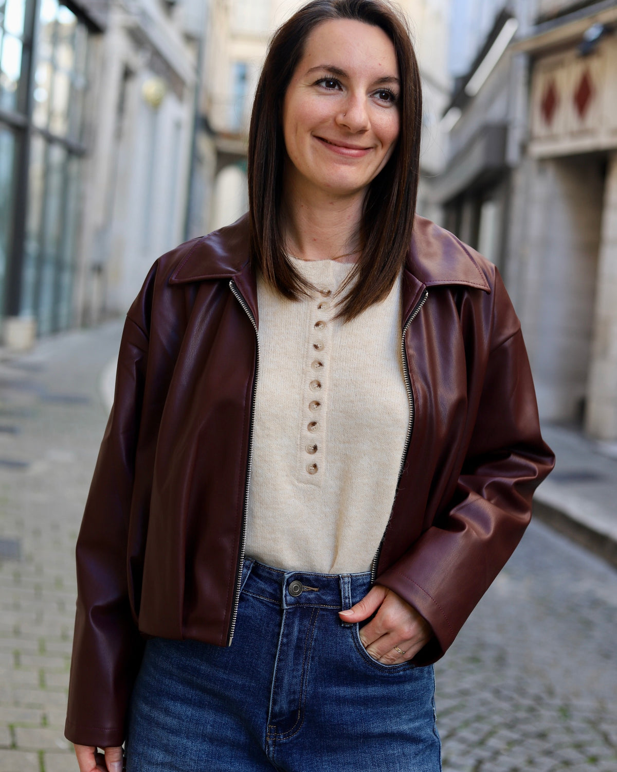 Pull beige à col rond boutonné – Beautiful Shop
