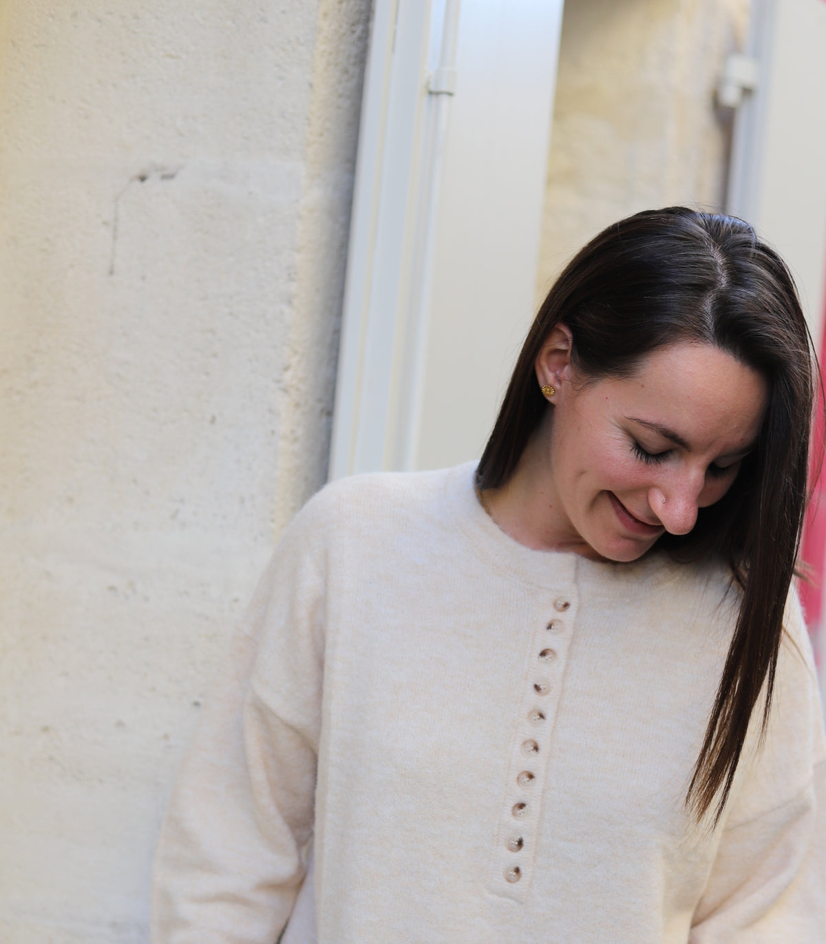 Pull beige à col rond boutonné – Beautiful Shop