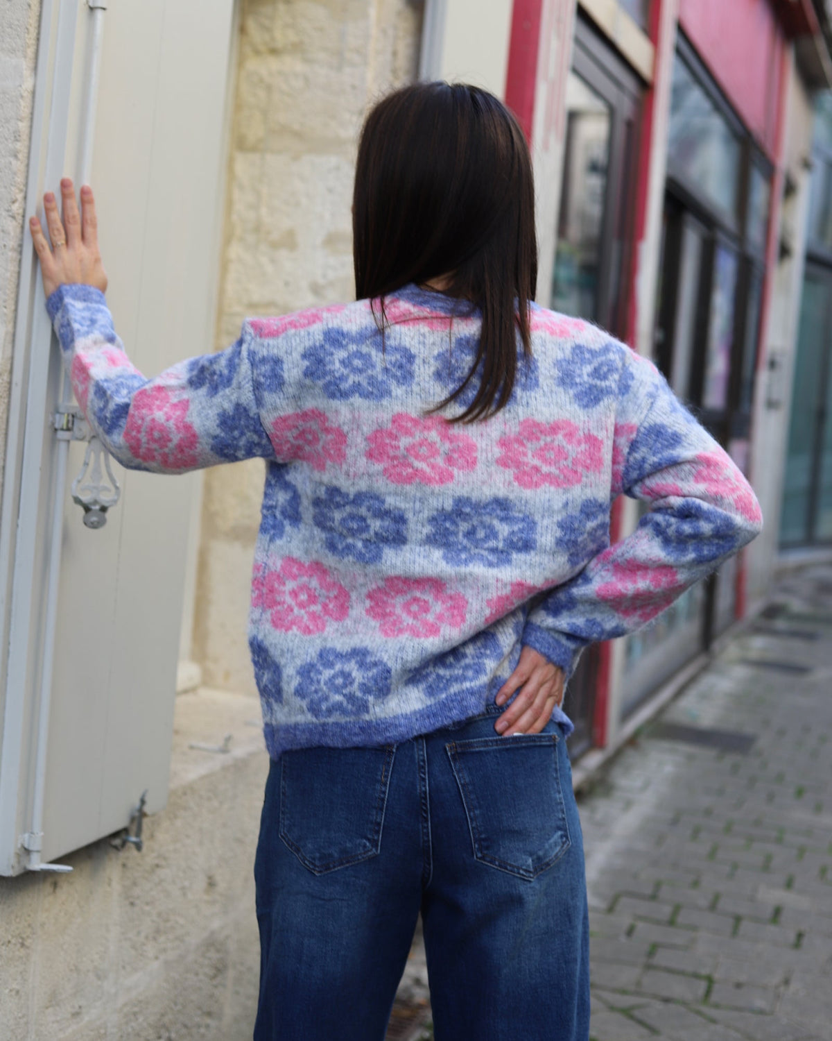 Pull fleuri bleu et rose à col rond – Beautiful Shop
