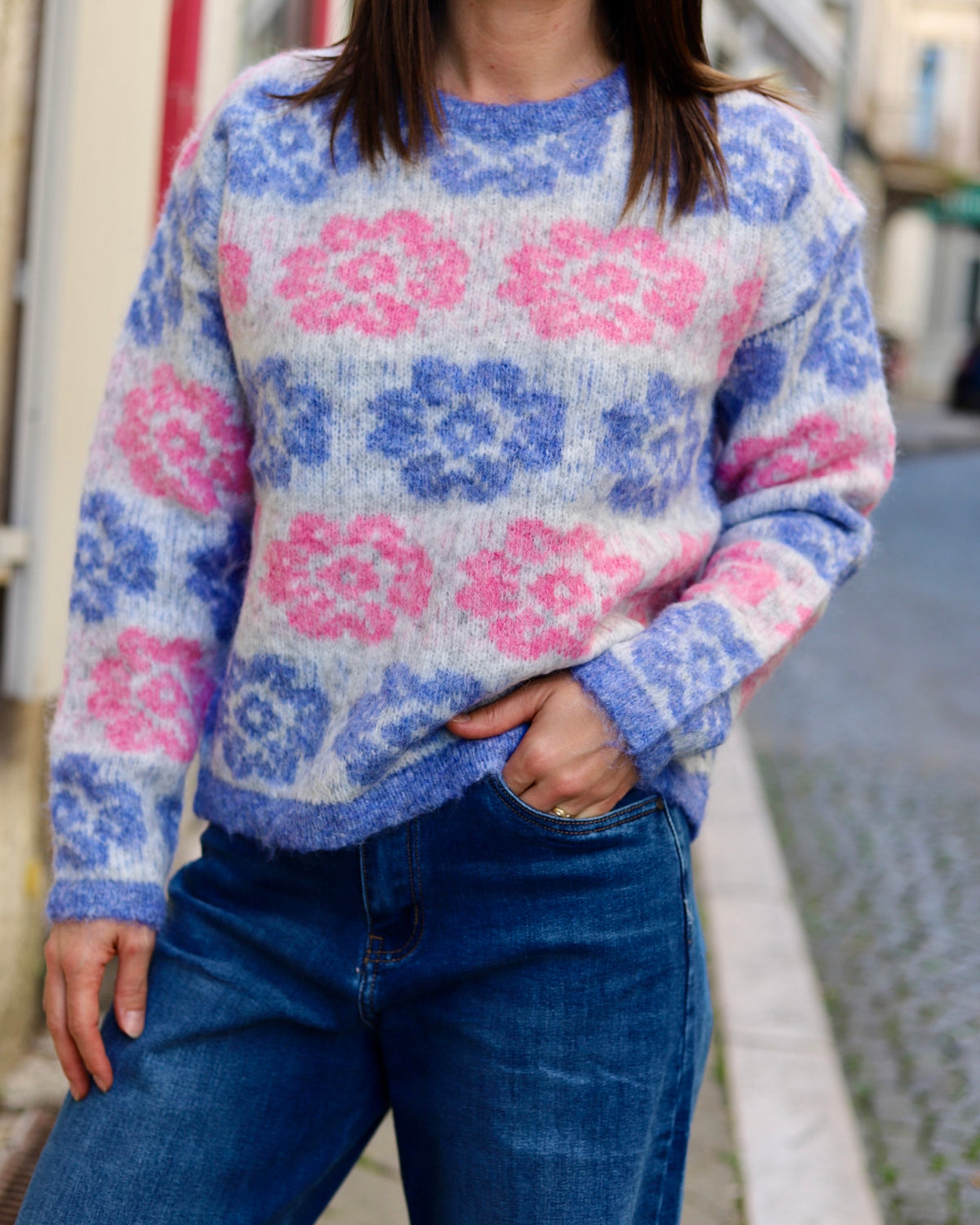 Pull fleuri bleu et rose à col rond – Beautiful Shop