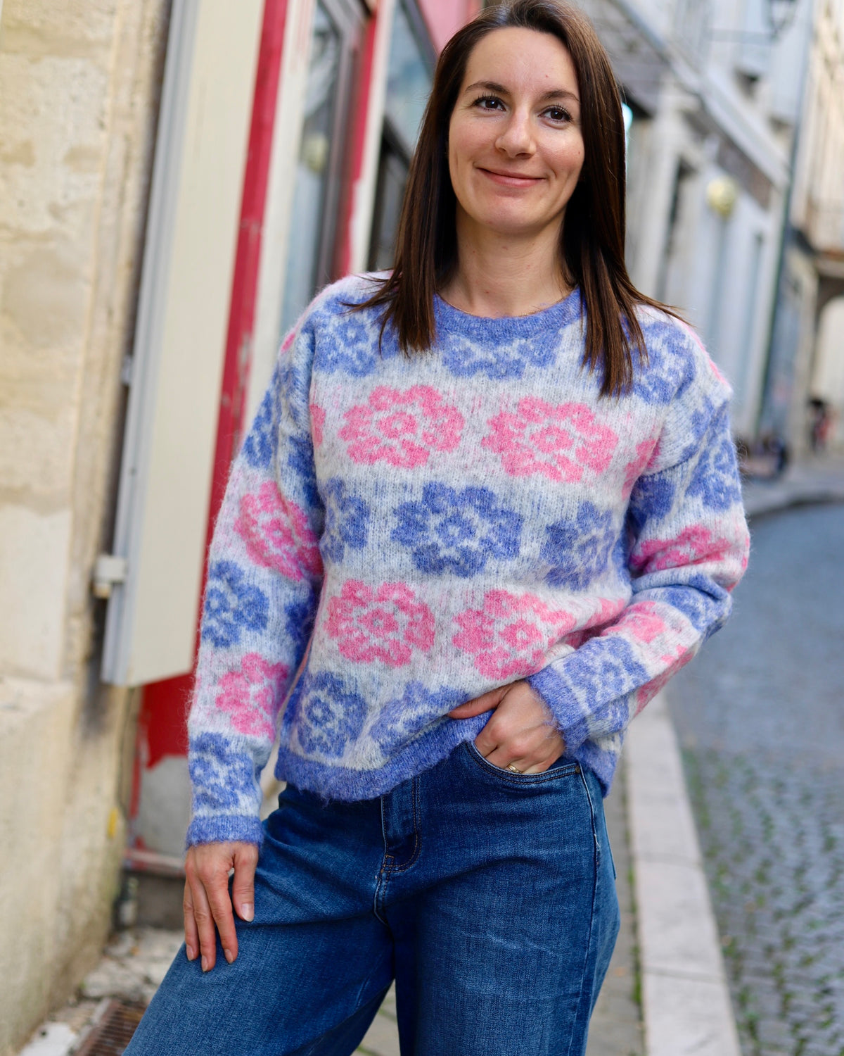 Pull fleuri bleu et rose à col rond – Beautiful Shop