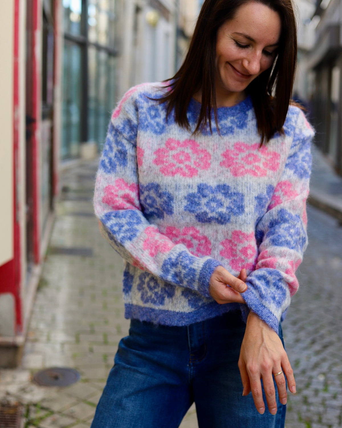 Pull fleuri bleu et rose à col rond – Beautiful Shop