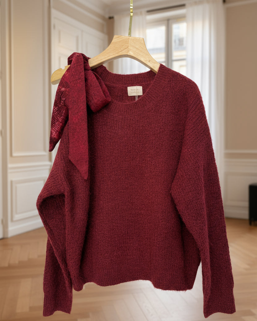 pull bordeaux femme, pull épaule dénudée, pull avec nœud dentelle, pull chic hiver, pull col rond original, pull romantique, pull asymétrique chaud