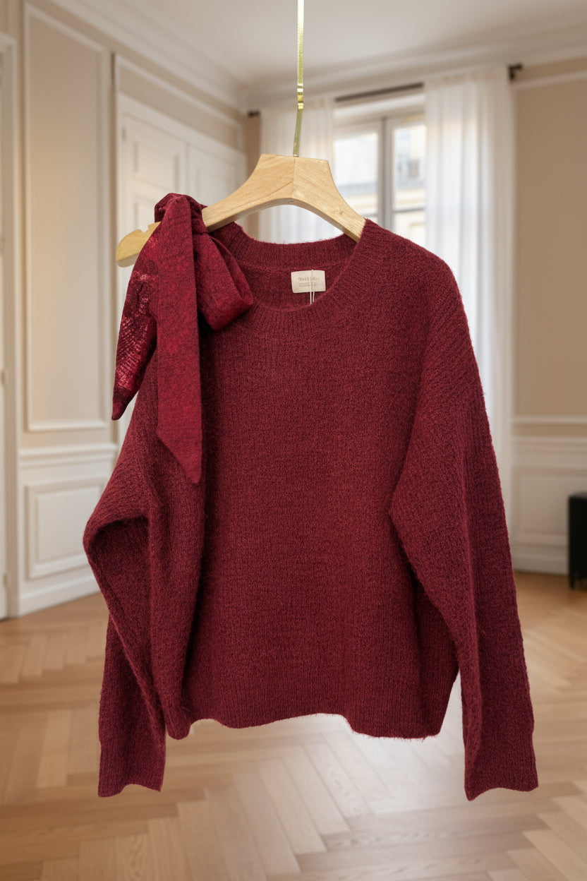 pull bordeaux femme, pull épaule dénudée, pull avec nœud dentelle, pull chic hiver, pull col rond original, pull romantique, pull asymétrique chaud