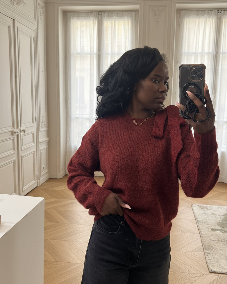 pull bordeaux femme, pull épaule dénudée, pull avec nœud dentelle, pull chic hiver, pull col rond original, pull romantique, pull asymétrique chaud