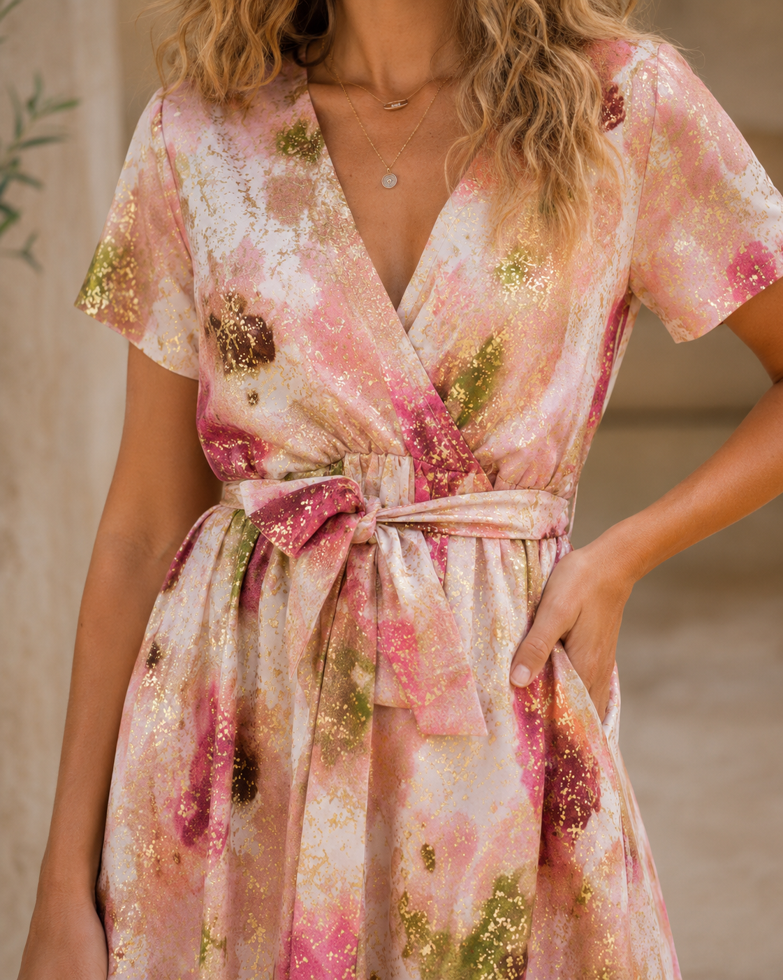 Robe courte cache-cœur rose poudré en polyester avec ceinture à nouer et détails dorés
