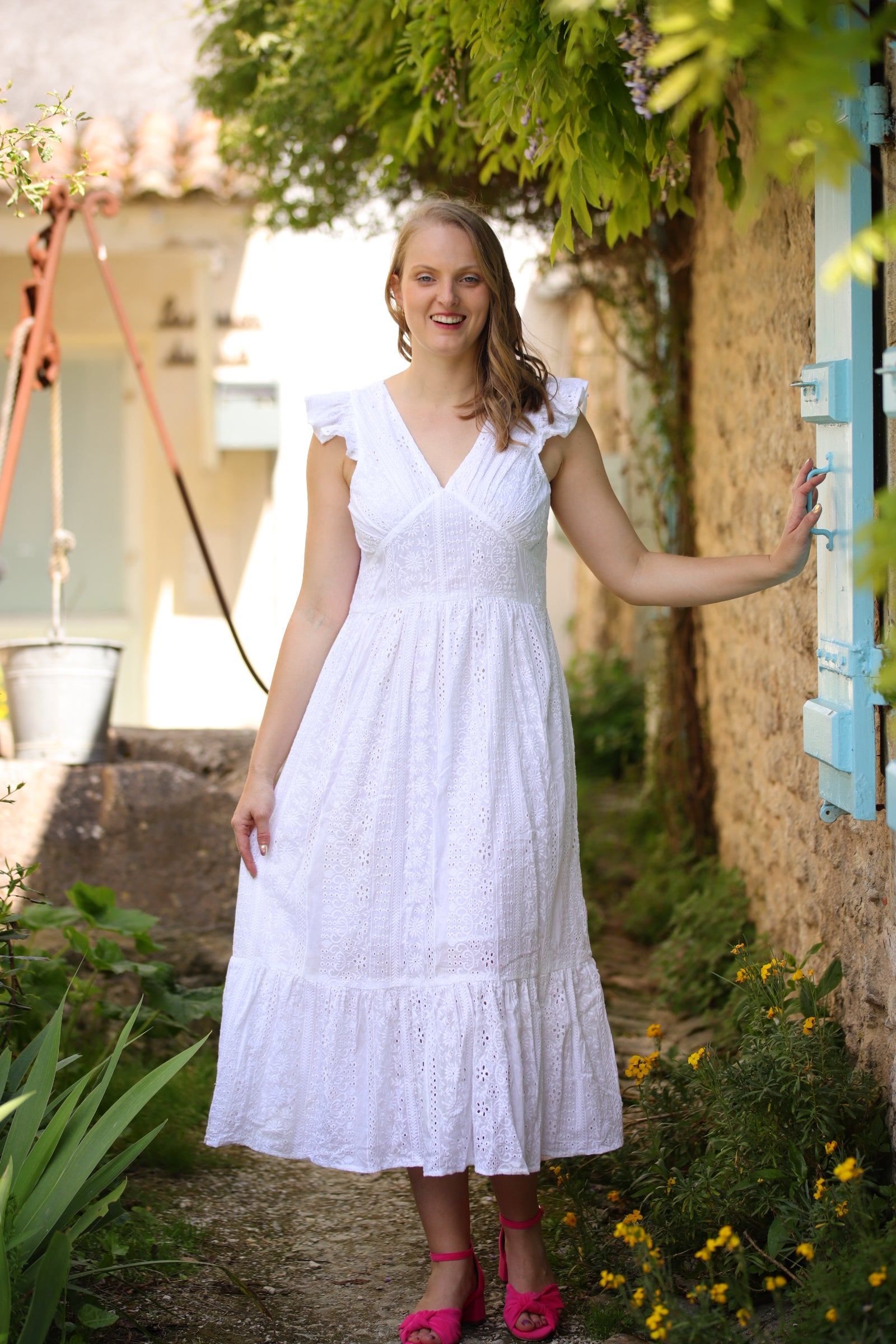 Robe longue blanche brodée – Élégance et fraîcheur estivale - beautifulshop