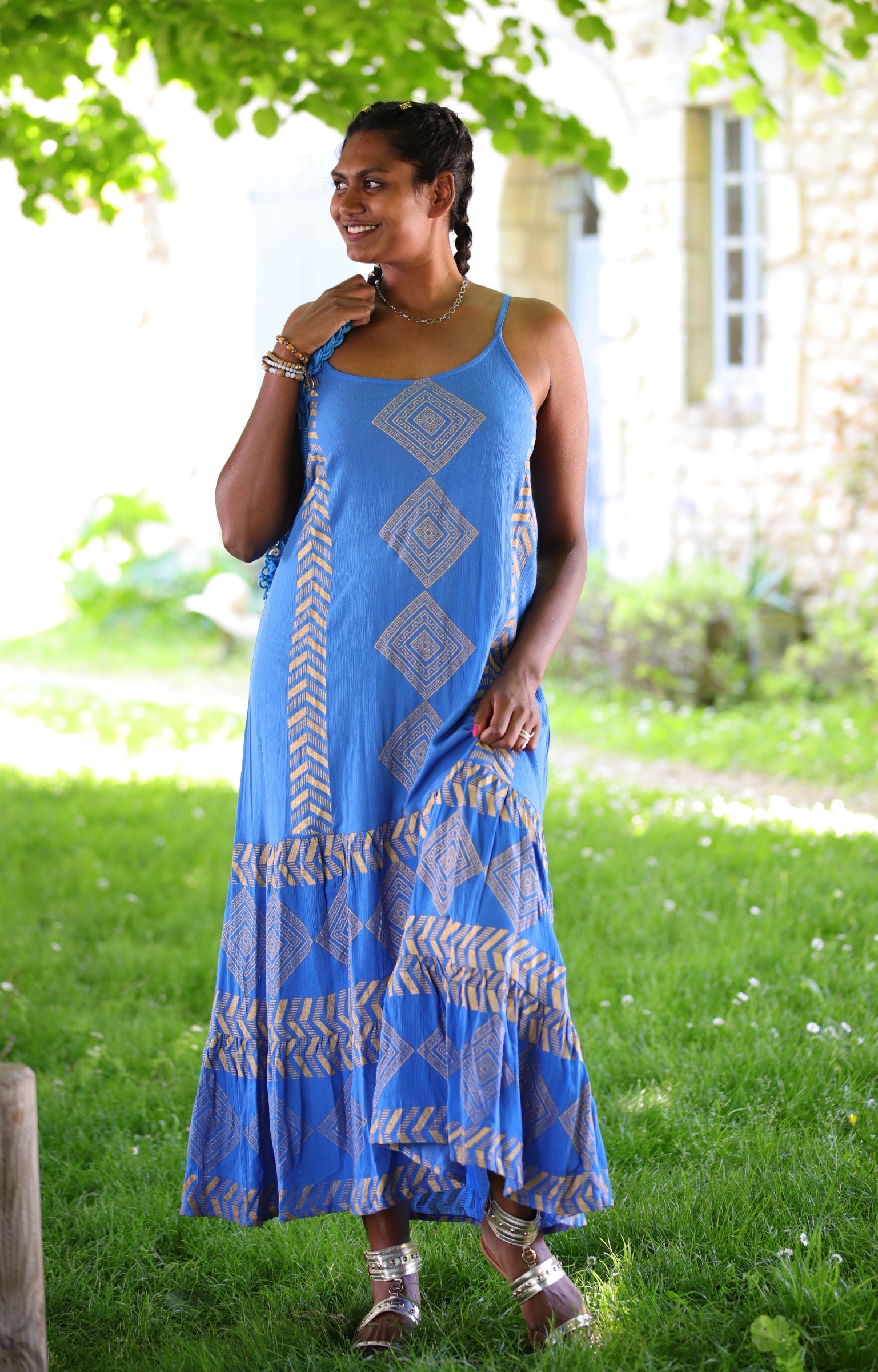 Robe longue bleue à motifs géométriques – Fluidité et style estival - beautifulshop