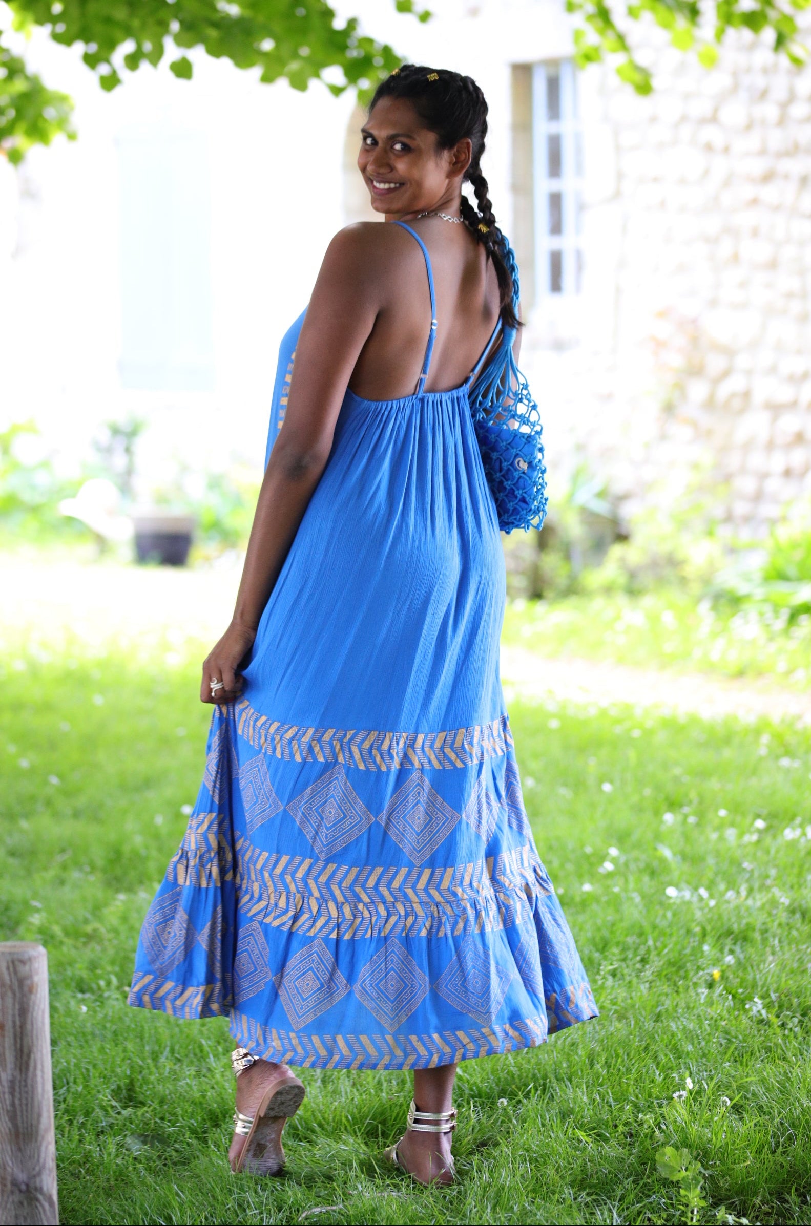 Robe longue bleue à motifs géométriques – Fluidité et style estival - beautifulshop