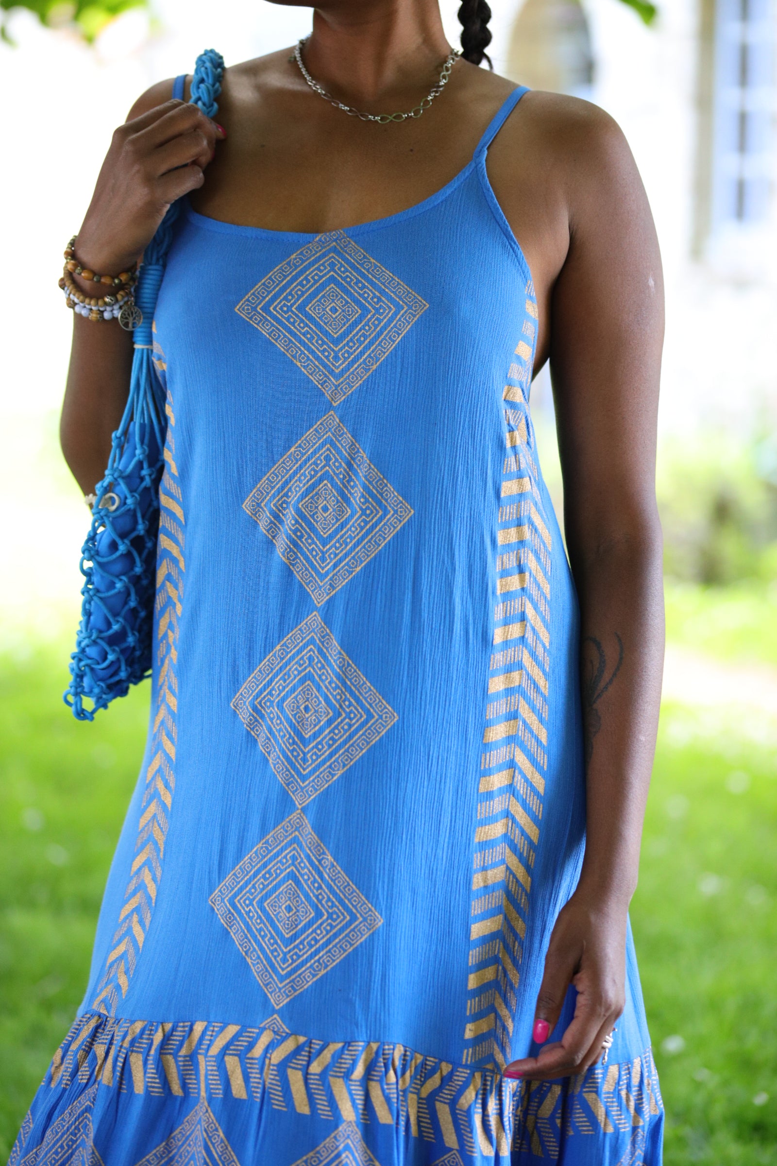 Robe longue bleue à motifs géométriques – Fluidité et style estival - beautifulshop
