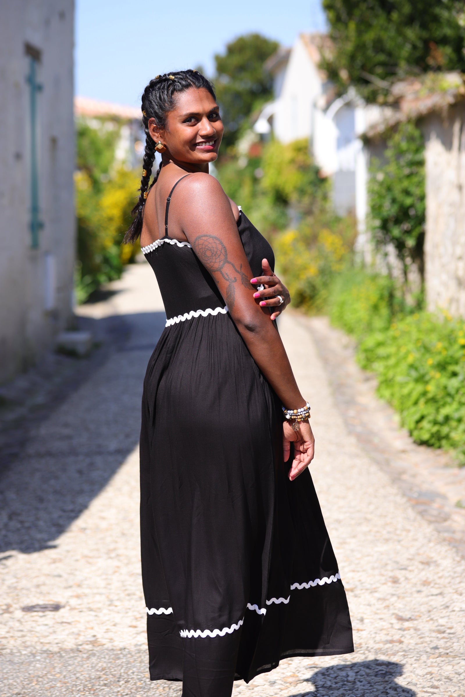 Robe longue noire à fines bretelles – Détails blancs & élégance estivale - beautifulshop