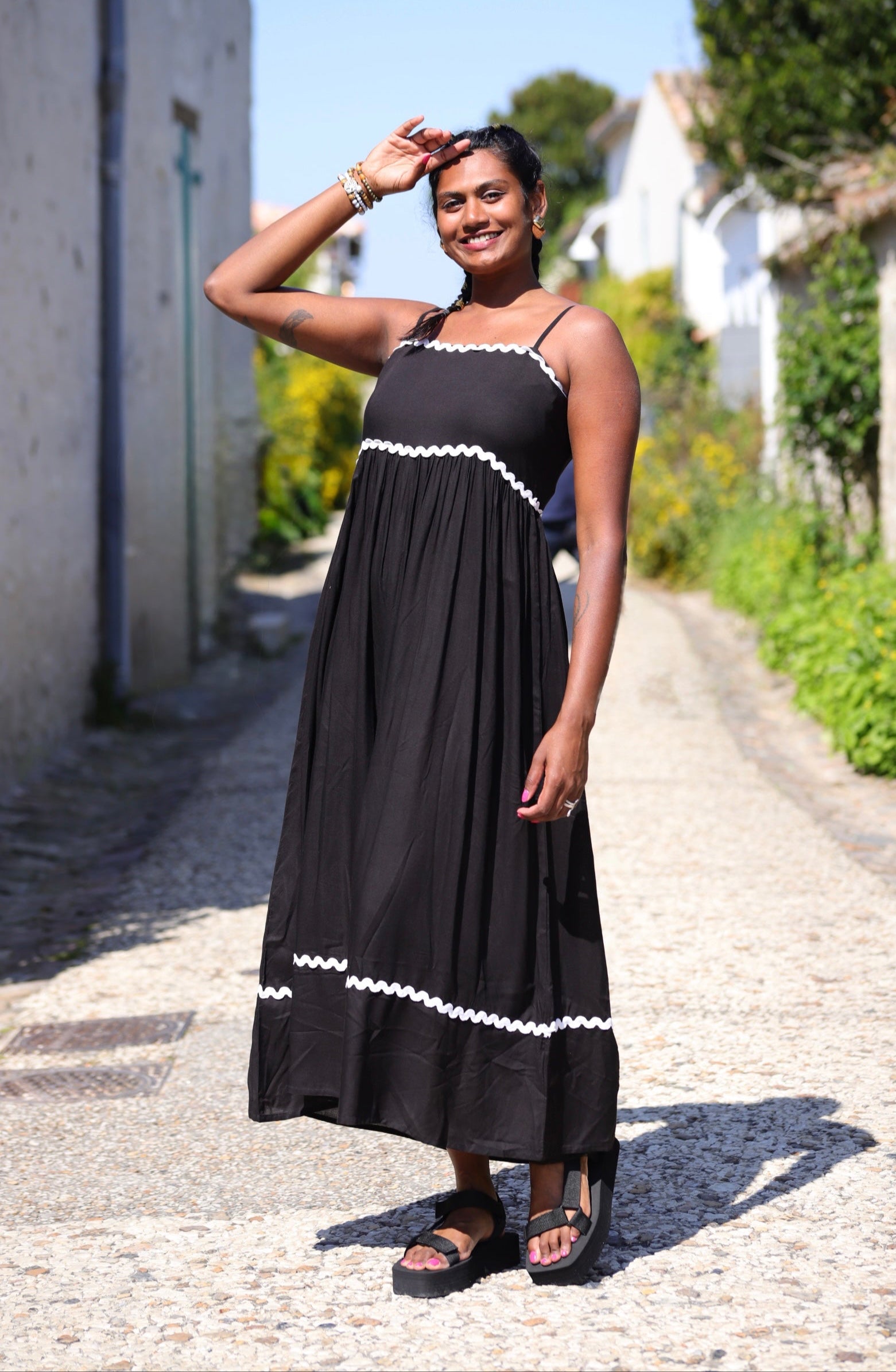 Robe longue noire à fines bretelles – Détails blancs & élégance estivale - beautifulshop