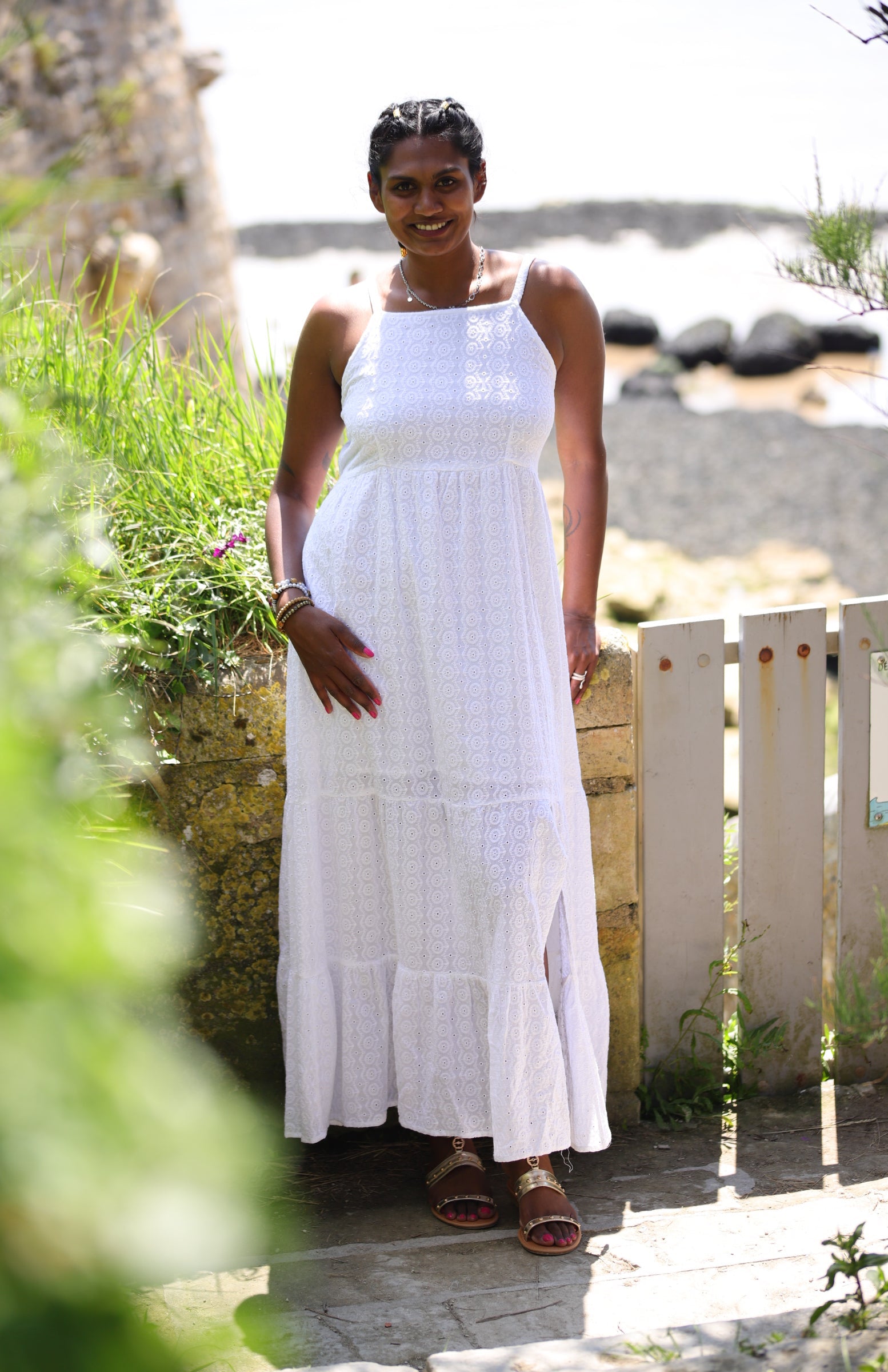 Robe longue blanche en coton brodé – Élégance intemporelle - beautifulshop