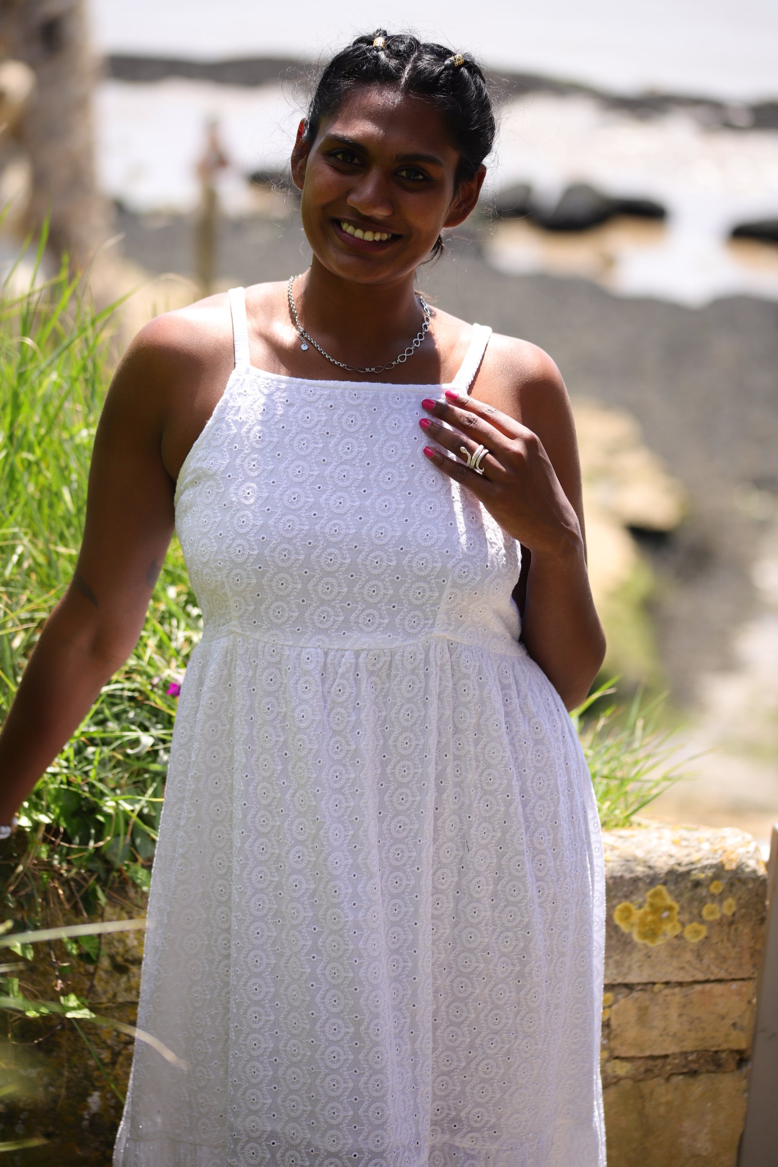 Robe longue blanche en coton brodé – Élégance intemporelle - beautifulshop