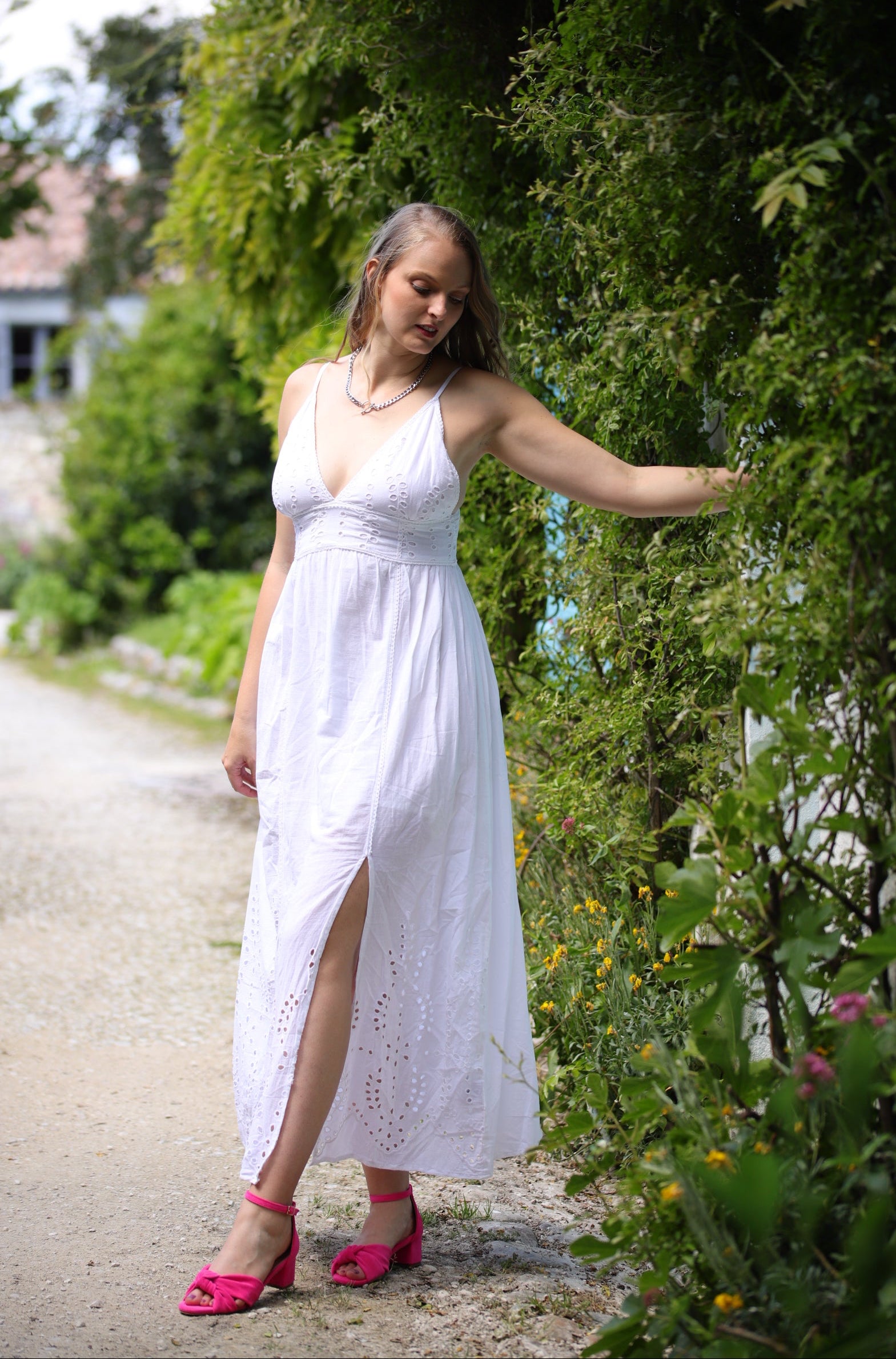 Robe longue blanche brodée à bretelles fines – Élégance estivale - beautifulshop