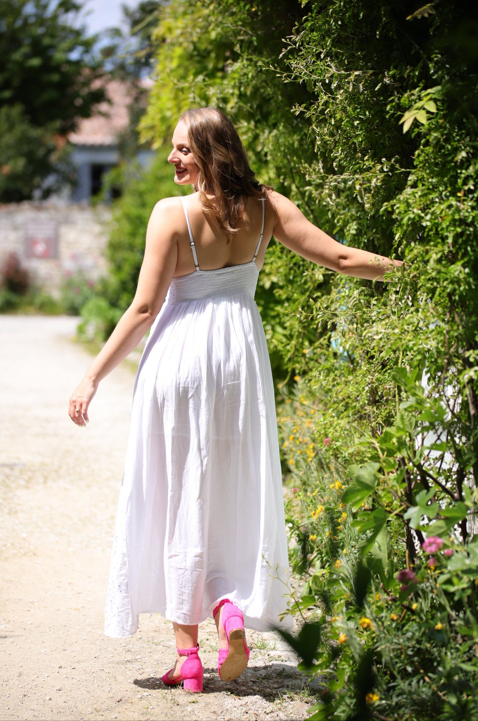 Robe longue blanche brodée à bretelles fines – Élégance estivale - beautifulshop