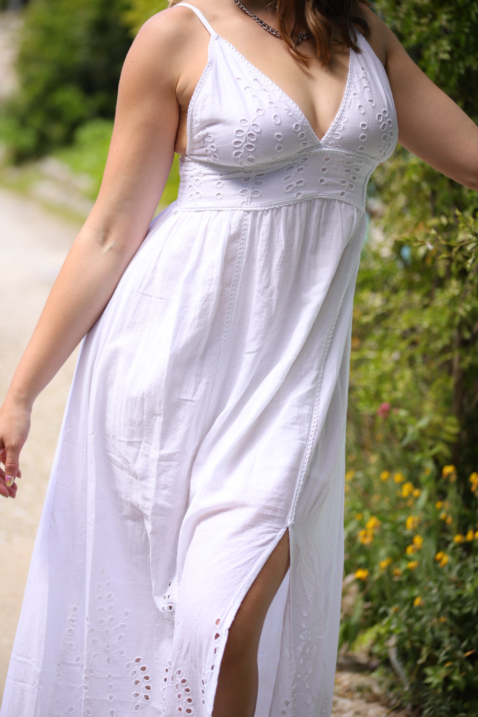 Robe longue blanche brodée à bretelles fines – Élégance estivale - beautifulshop