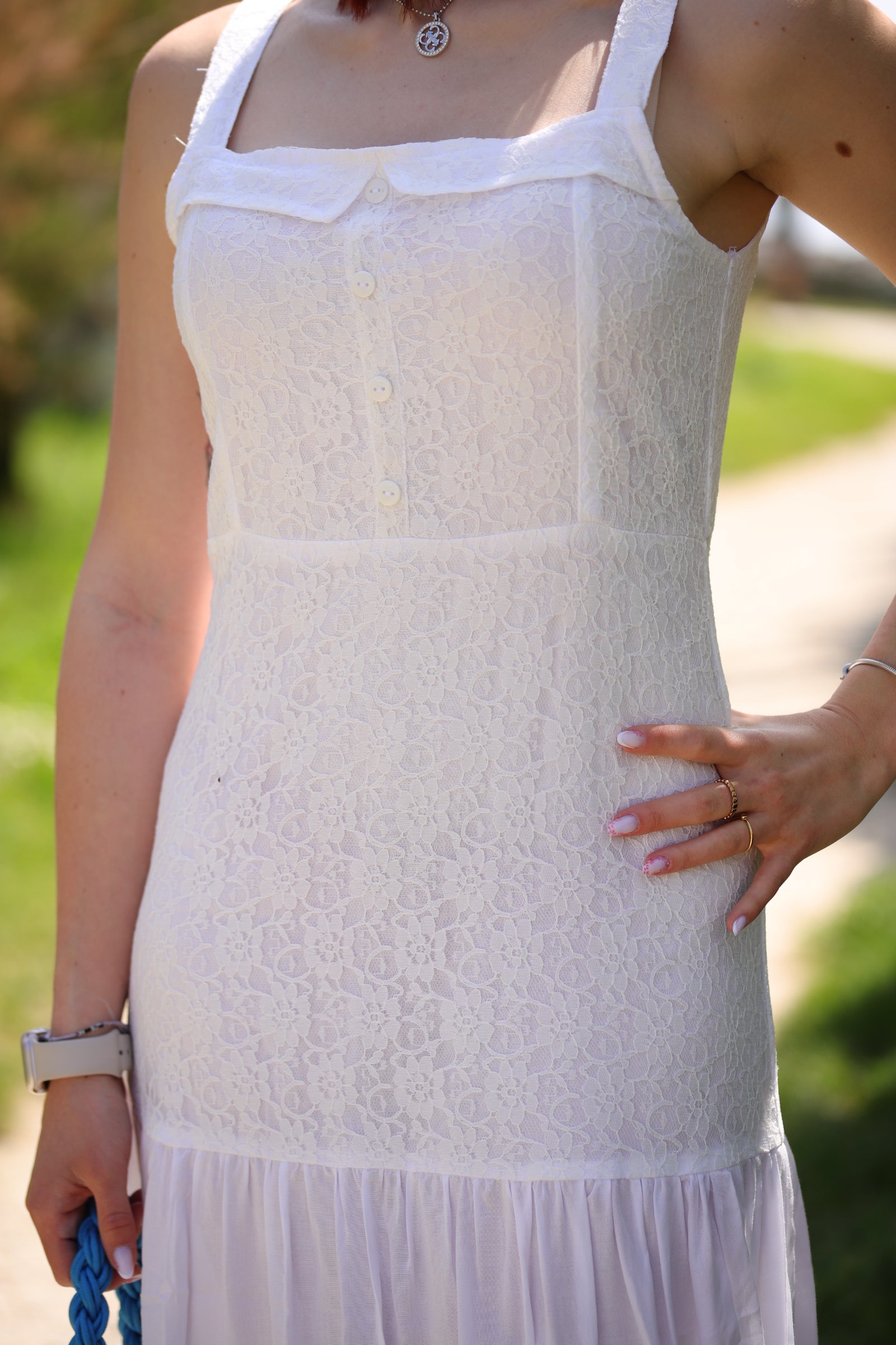 Robe longue blanche à détails brodés – Élégance naturelle et féminine - beautifulshop