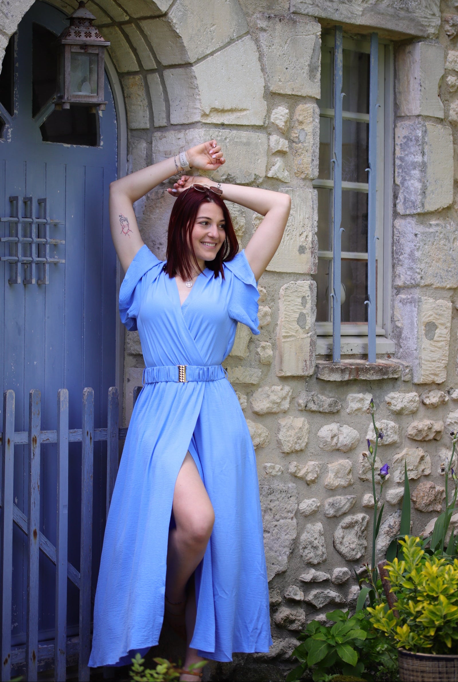 Robe Longue Bleu Uni – Élégance estivale à la ceinture dorée - beautifulshop