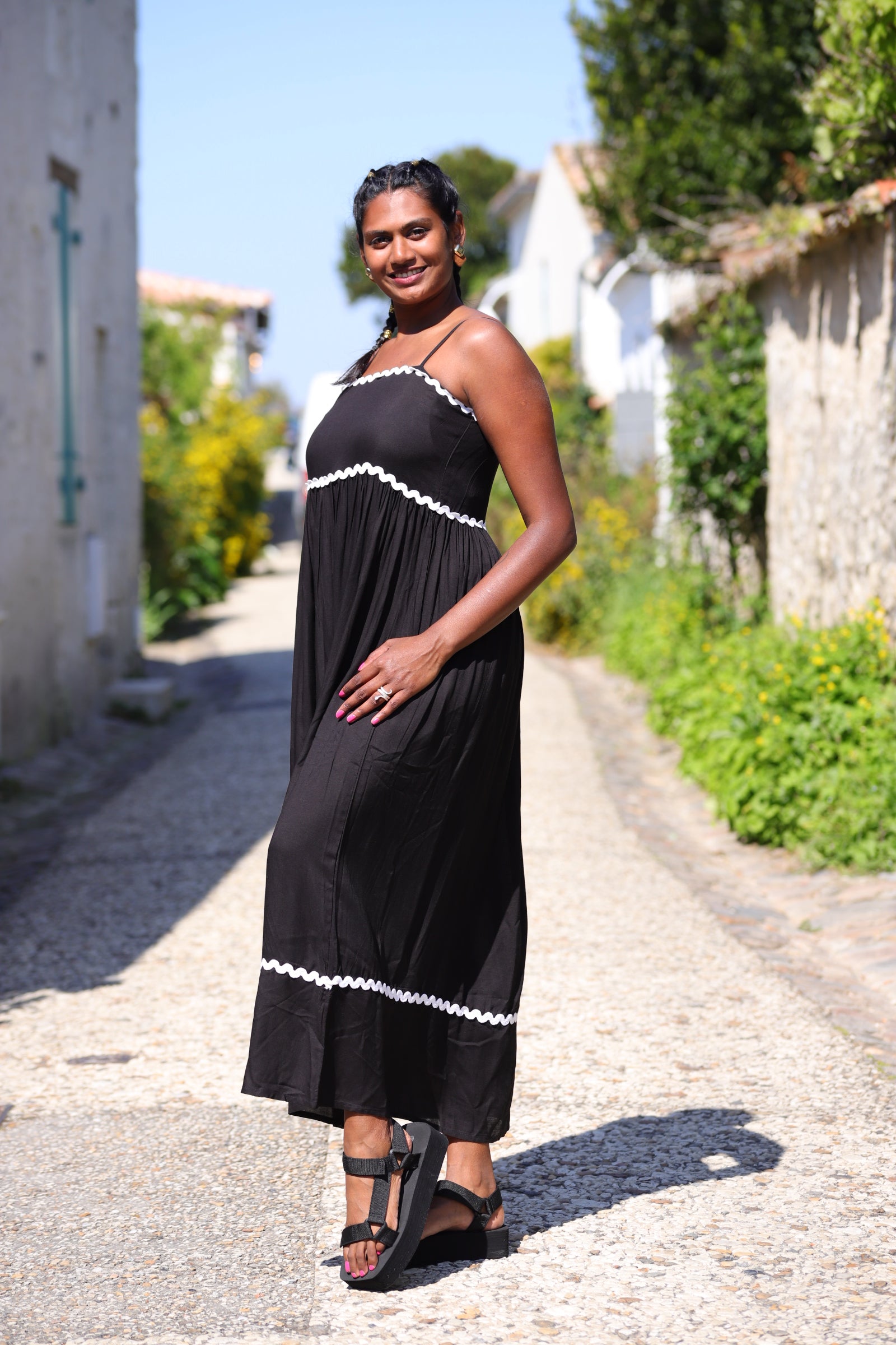 Robe longue noire à fines bretelles – Détails blancs & élégance estivale - beautifulshop