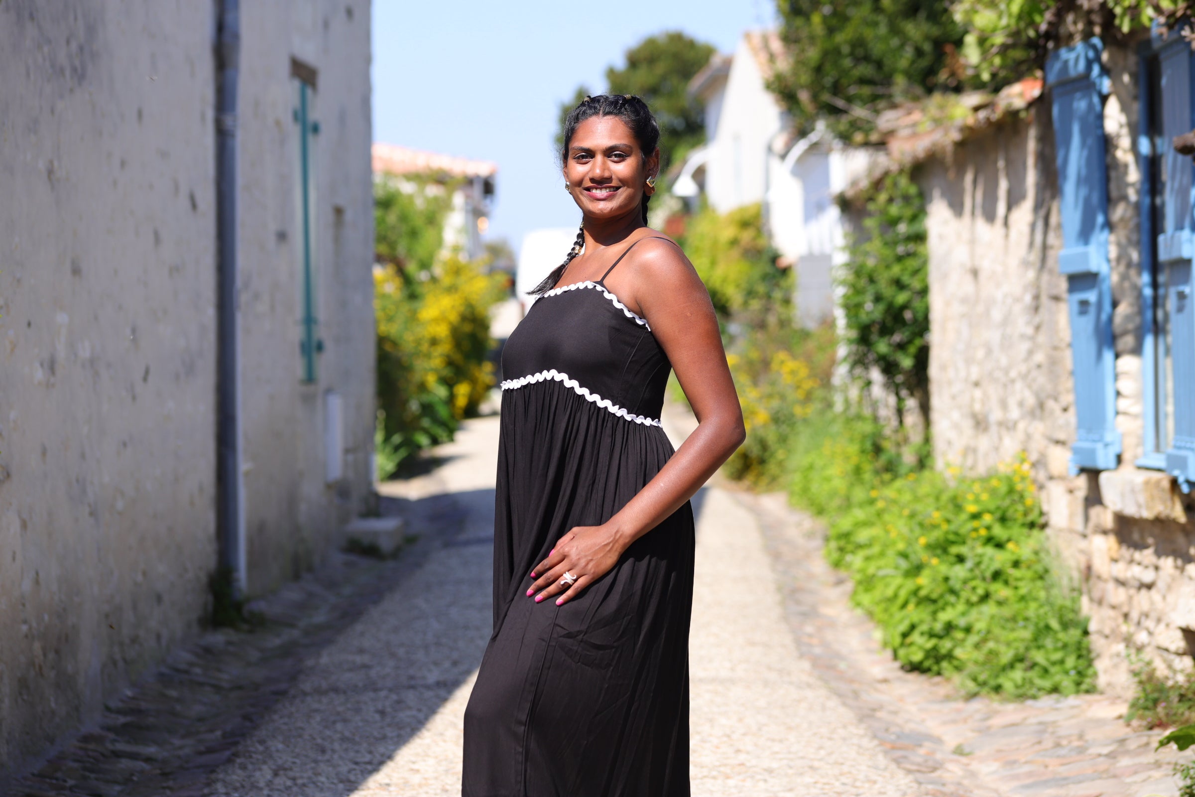 Robe longue noire à fines bretelles – Détails blancs & élégance estivale - beautifulshop