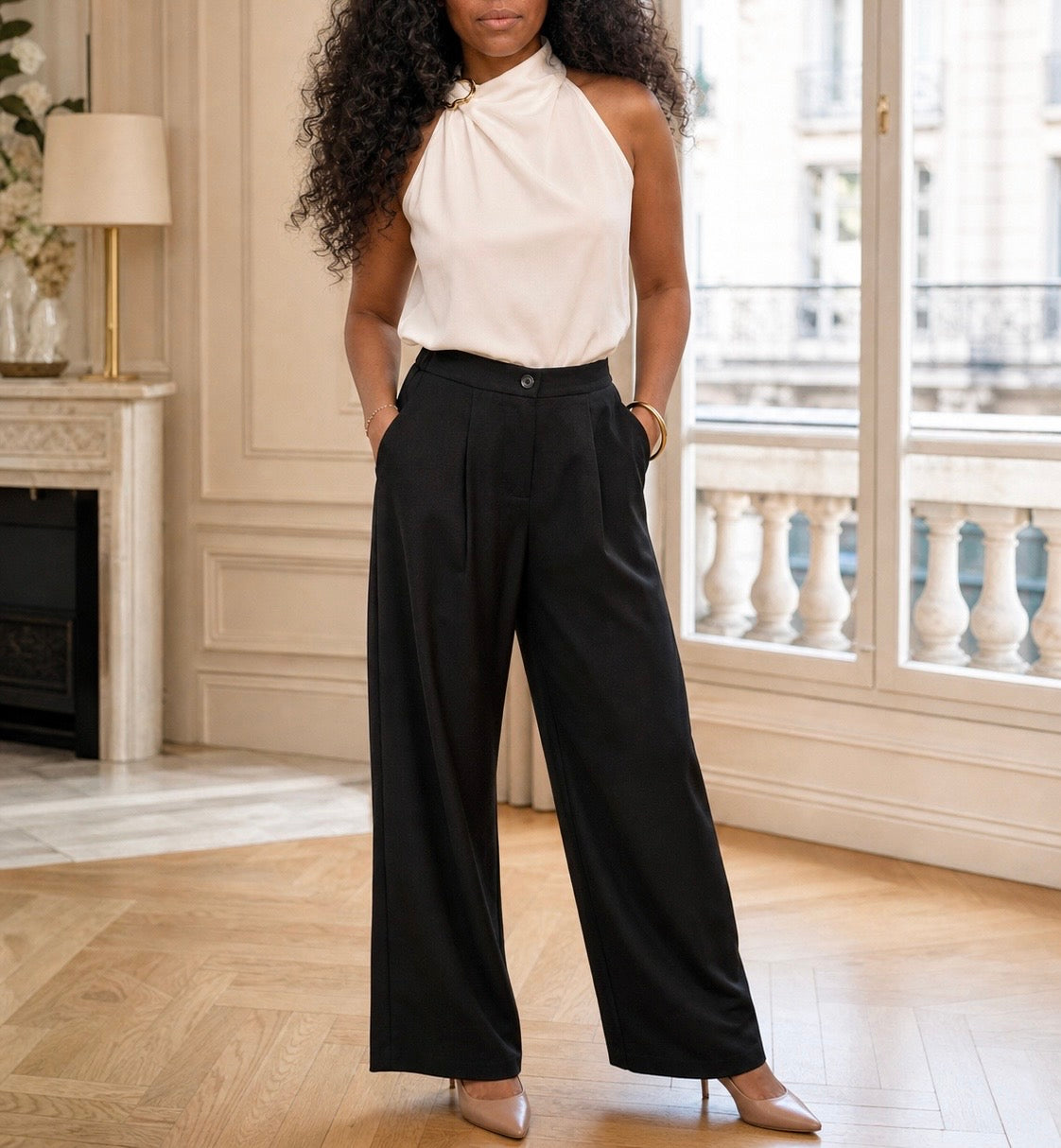 trouver un top blanc chic et fluide pour femme, avec col licou, détail doré et coupe élégante à porter en journée ou en soirée.