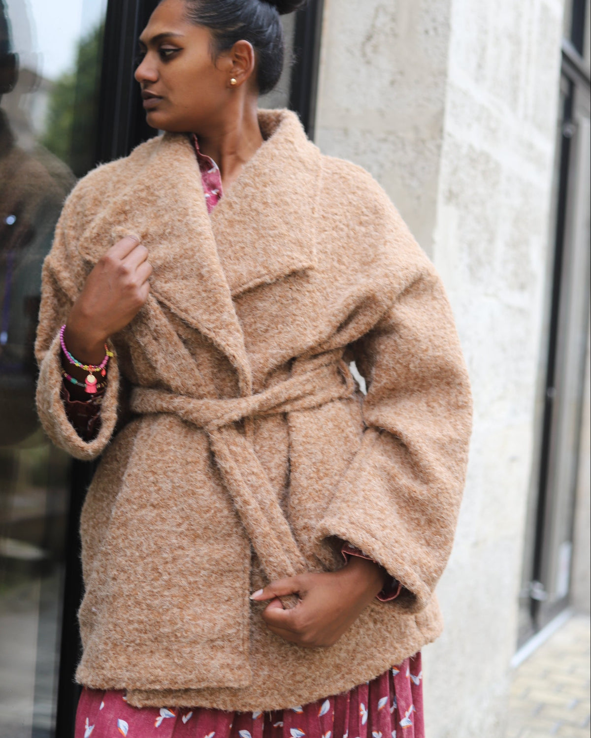 veste femme hiver camel, manteau effet laine bouclée, veste ceinturée chaude, veste italienne femme, manteau tendance automne 2025