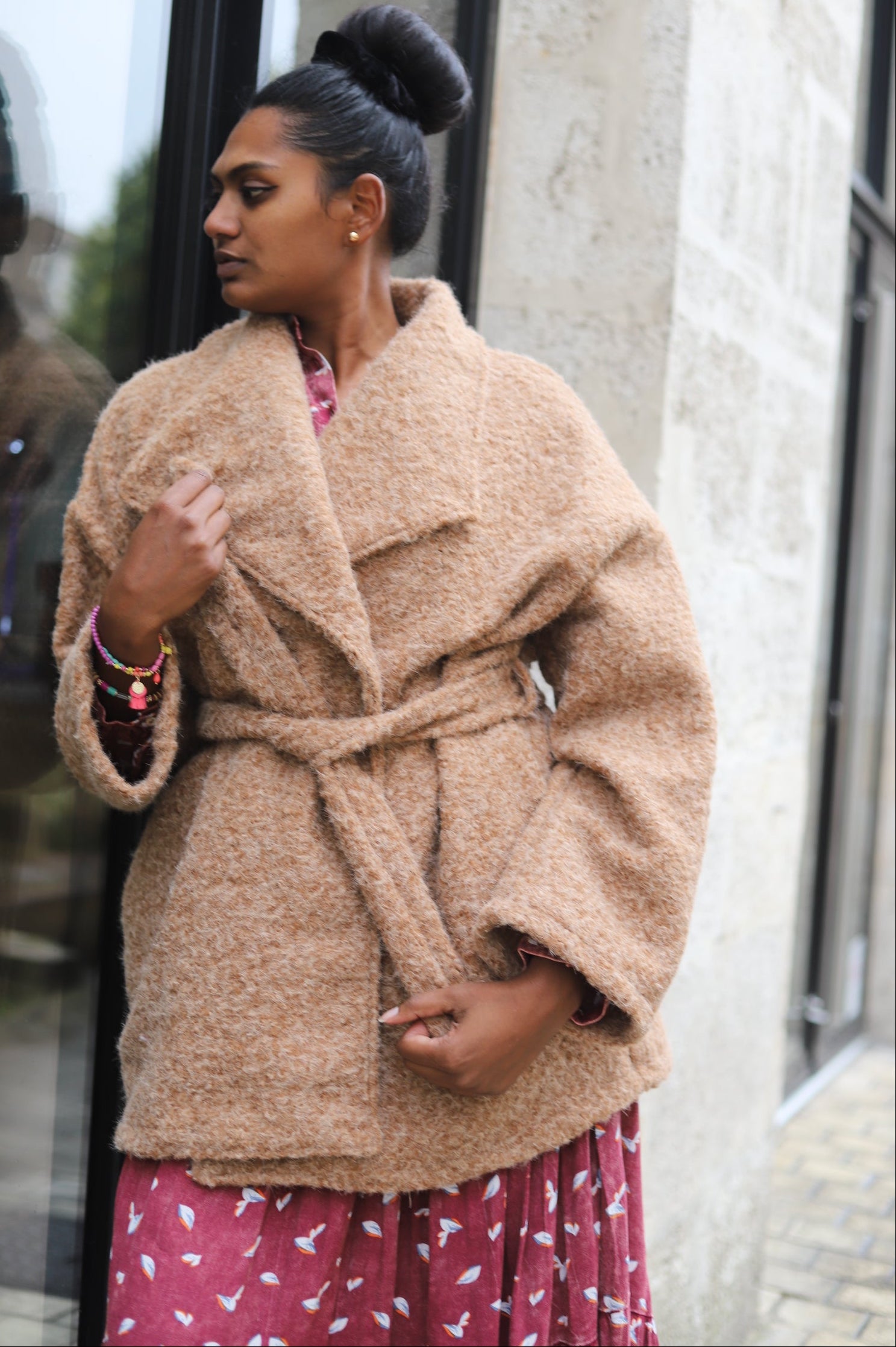 veste femme hiver camel, manteau effet laine bouclée, veste ceinturée chaude, veste italienne femme, manteau tendance automne 2025