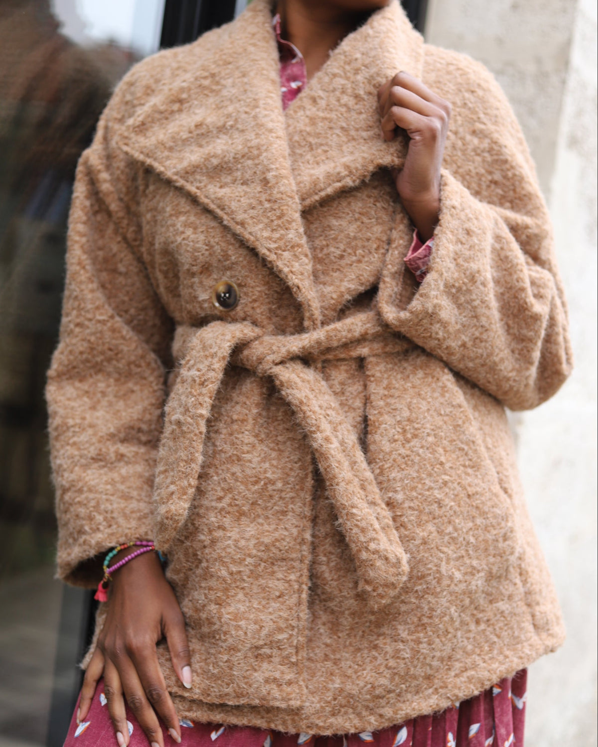 veste femme hiver camel, manteau effet laine bouclée, veste ceinturée chaude, veste italienne femme, manteau tendance automne 2025