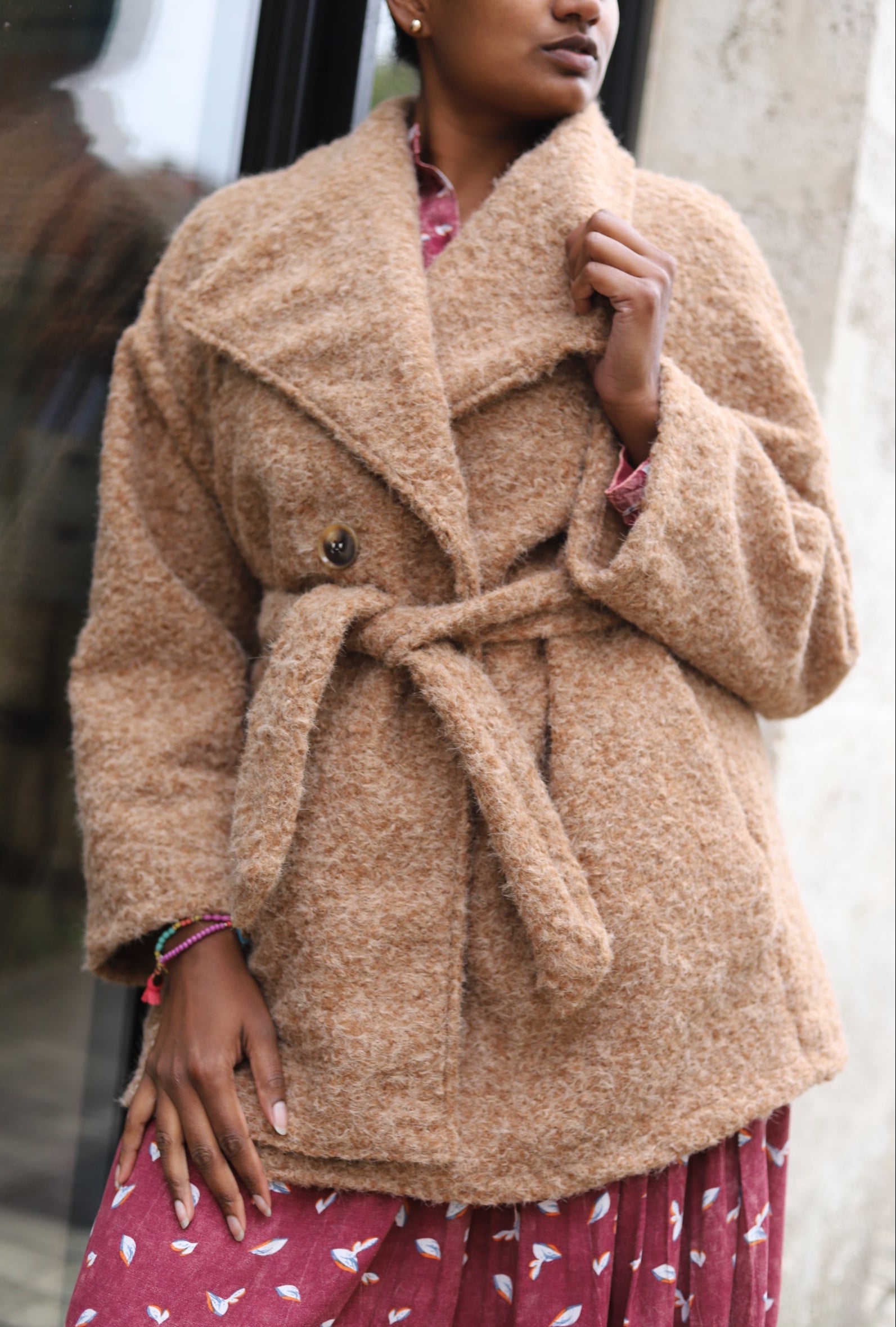 veste femme hiver camel, manteau effet laine bouclée, veste ceinturée chaude, veste italienne femme, manteau tendance automne 2025