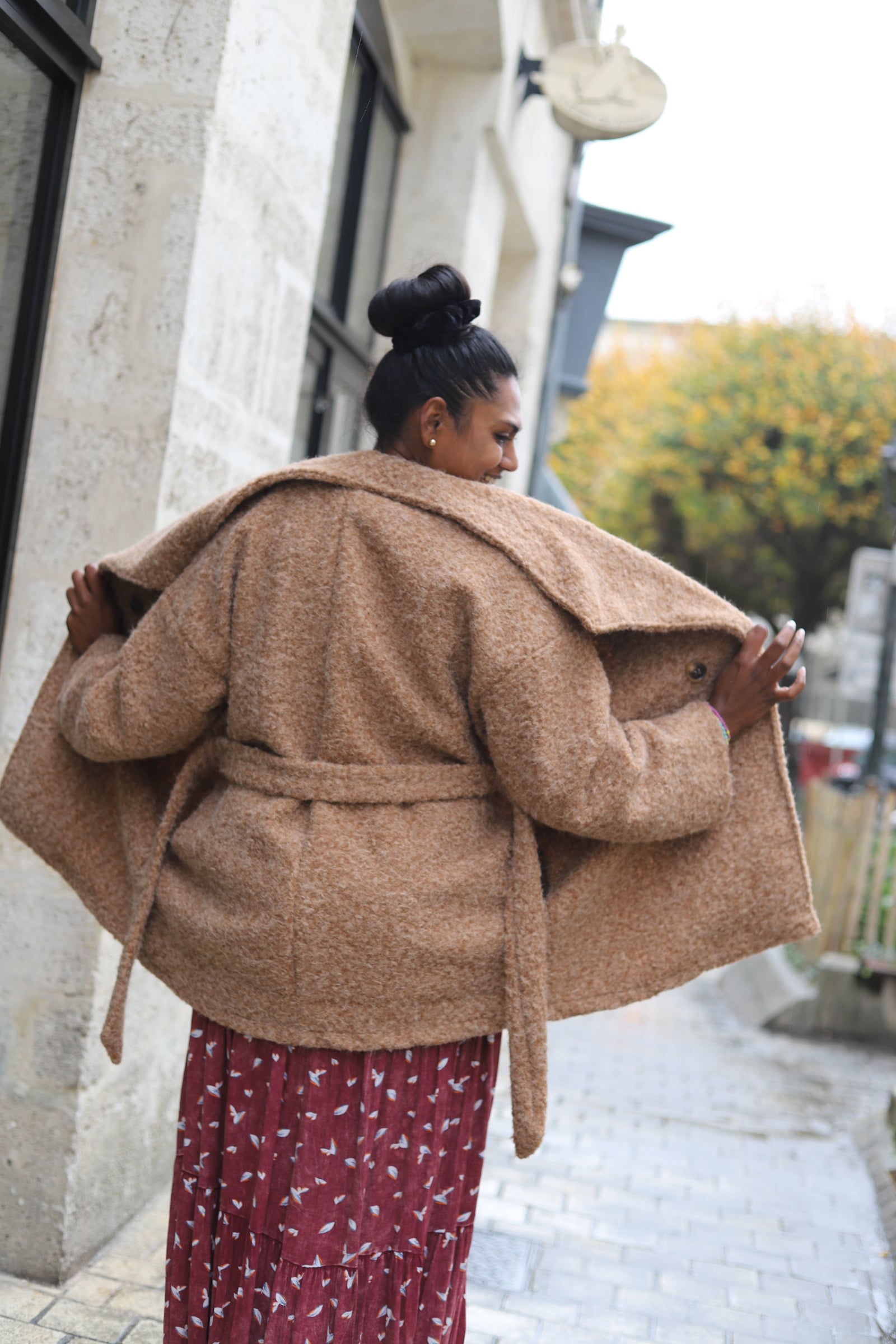 veste femme hiver camel, manteau effet laine bouclée, veste ceinturée chaude, veste italienne femme, manteau tendance automne 2025