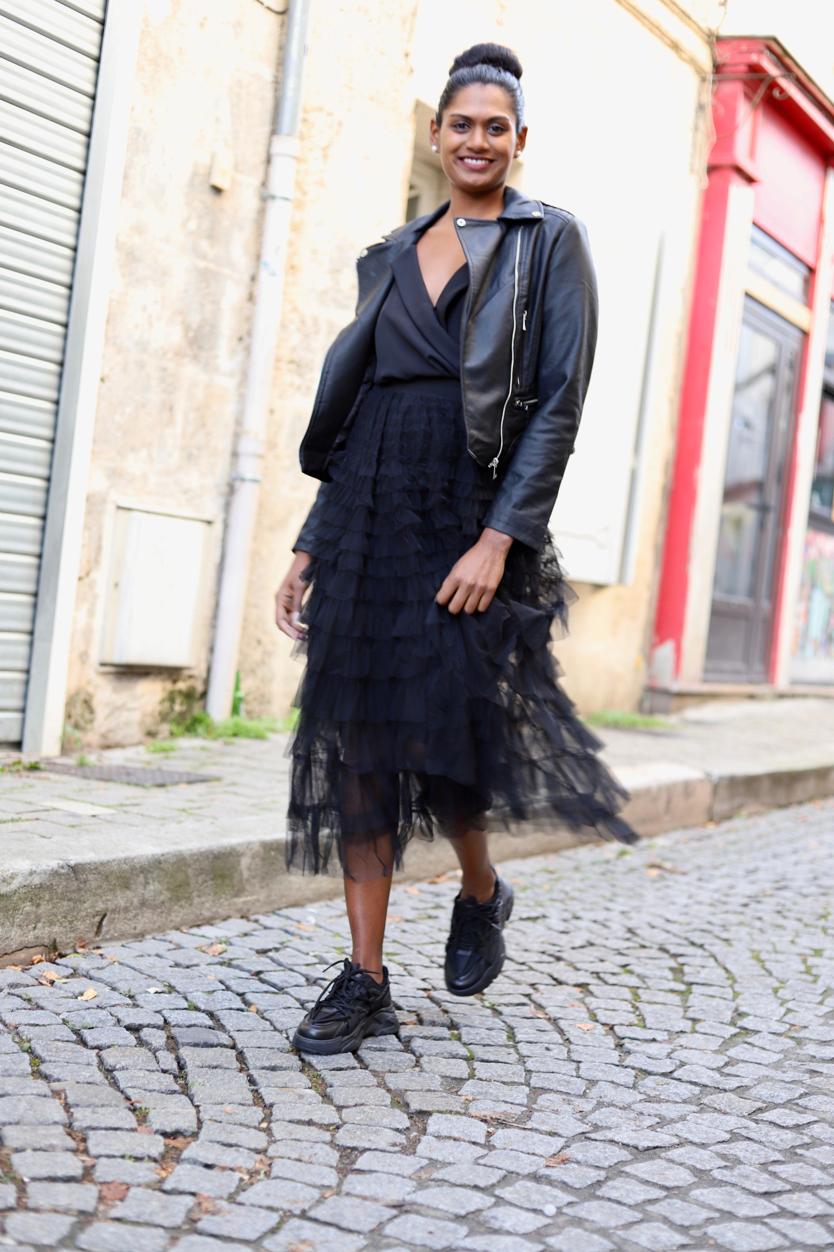 Jouez le Contraste : Comment Associer Baskets et Jupes ou Robes pour un Look Tendance - beautifulshop