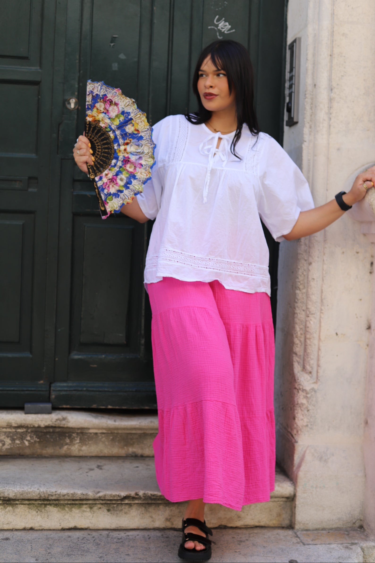 Blouse blanche en coton brodé – Détails ajourés & lien noué