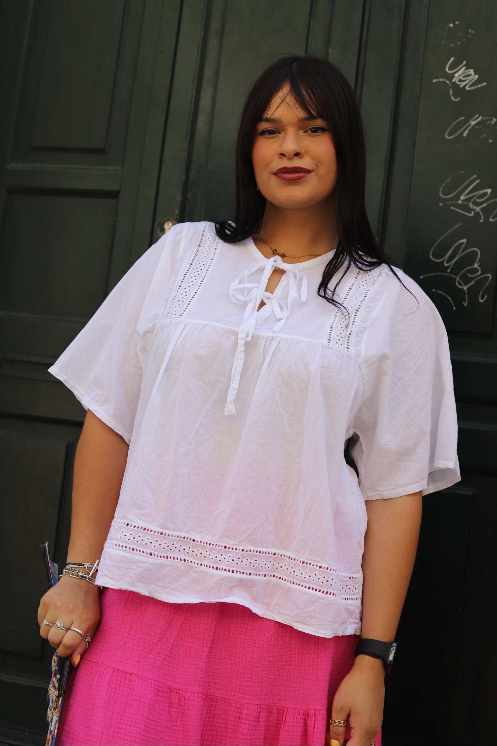 Blouse blanche en coton brodé – Détails ajourés & lien noué