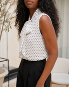     Blouse femme à pois noir et blanc sans manches avec col lavallière à nouer