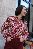 Chemise Imprimée Graphique Rouge & Crème – Manches longues – Tissu fluide | Made in Italy