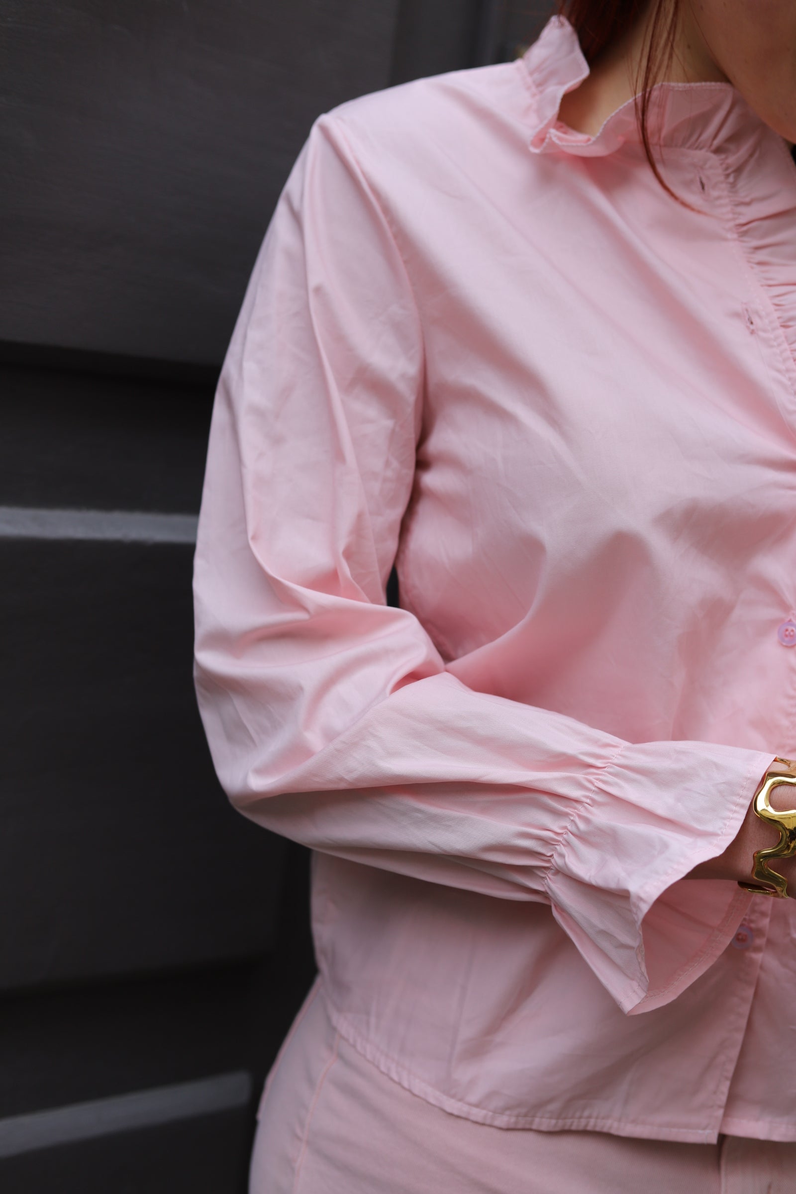 Chemisier Rose à Volants Plissés – Féminité Douce et Élégance Italienne