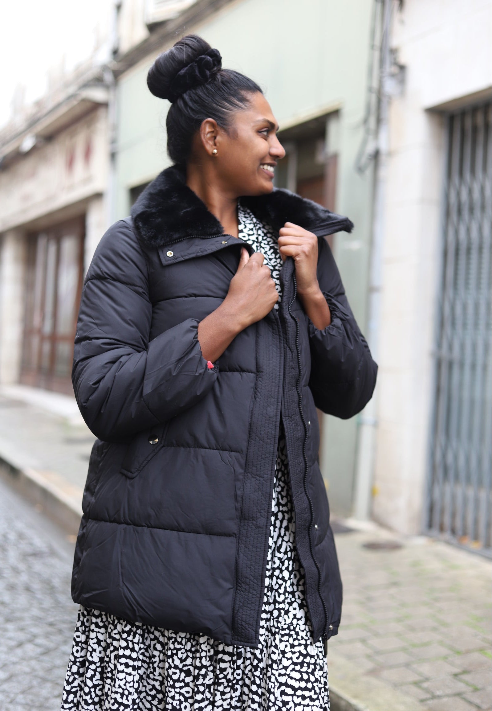 Doudoune noire femme mi-longue avec col moumoute amovible | Beautiful Shop